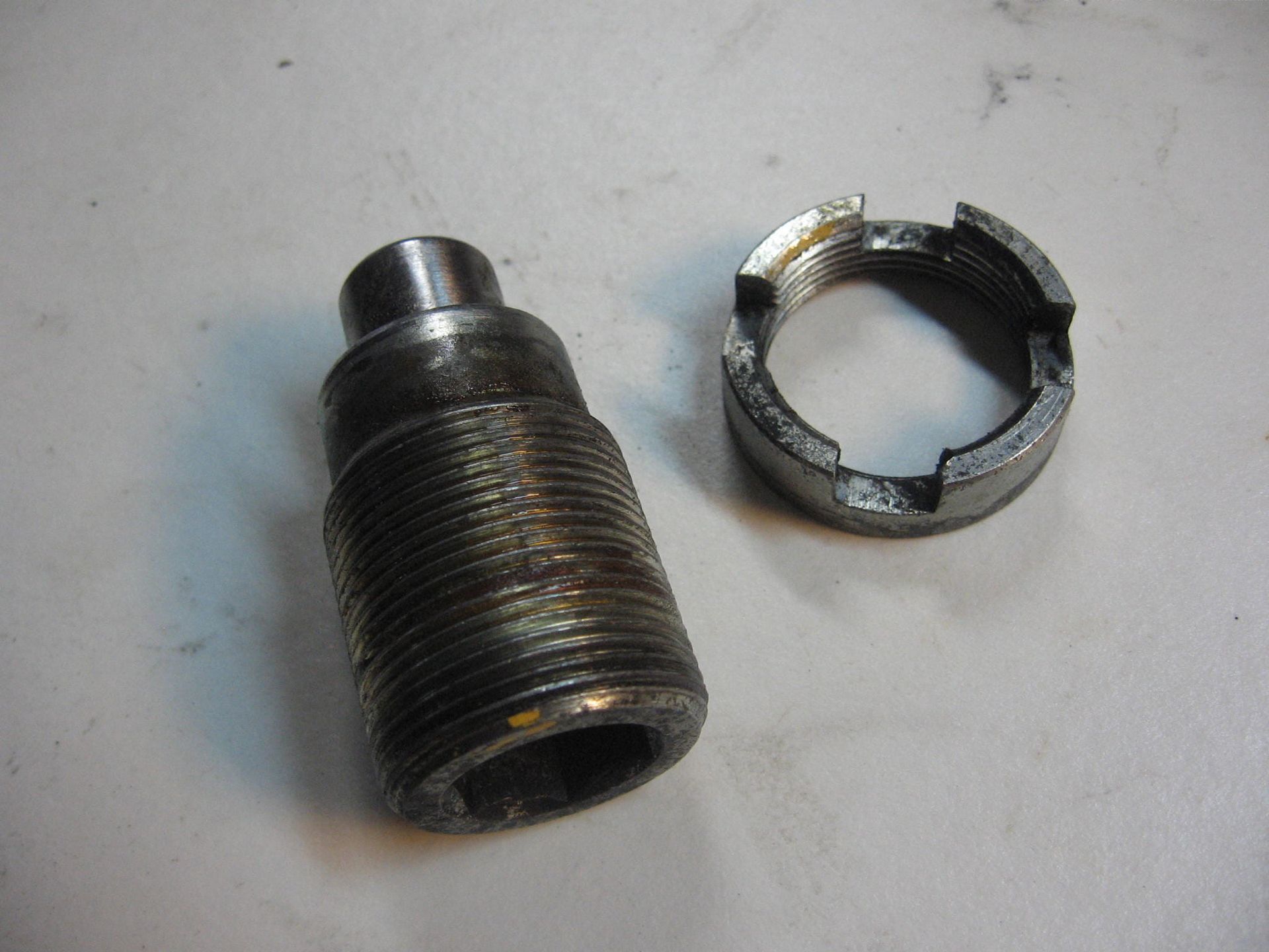 Bout bevestiging achterbrug links met borgmoer // gl1500 se 90 , 1988-97 		90122-mn5-000 + 90355-469-000