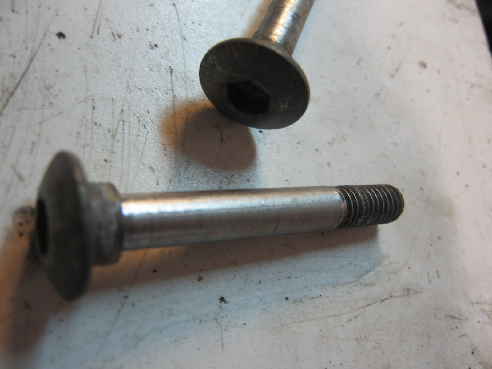 2x imbusbout bolkop voorspadbord m6x46	St1100 91-2002	90106-mt3-000