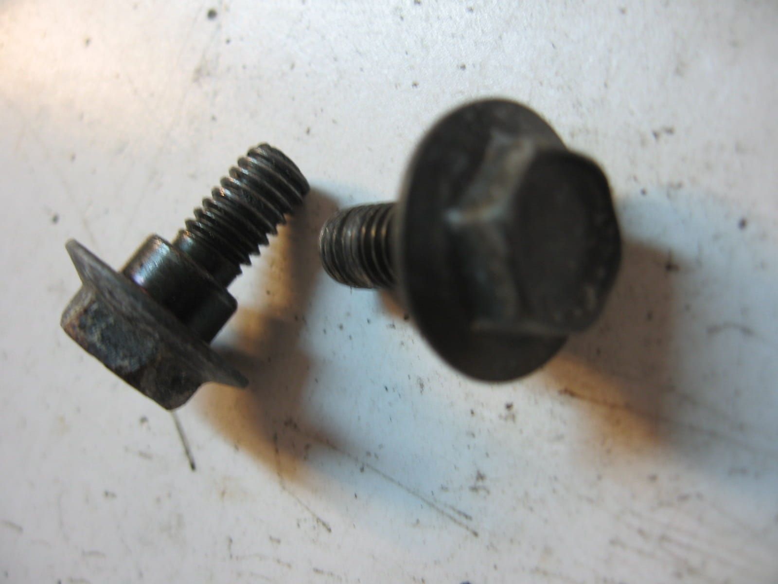 3x flensbout met dikke borst m6x14 sleutelmaat 10		90111-187-000