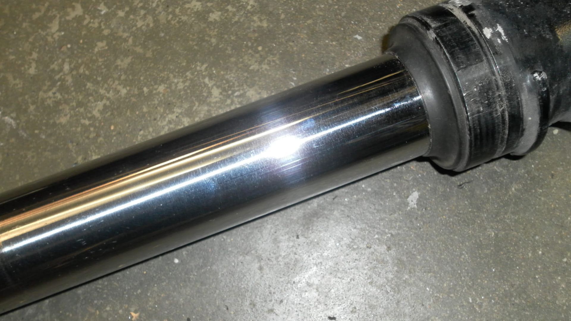 Linker voorpoot met antiduikzuiger	( pitting thv balhoofdplaten ) st1100   	51521-MT3-013ZA ,  51500-MT3-612ZA	51530-MT3-611