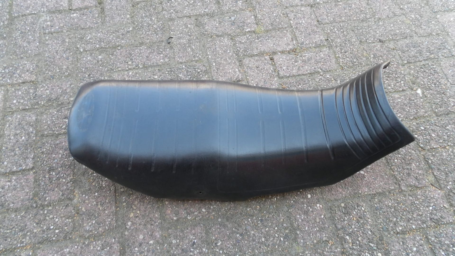 zadel gsx750es/ef 85/86	(kleine gaatjes rechts achter)	45100-31301 	45100-31301