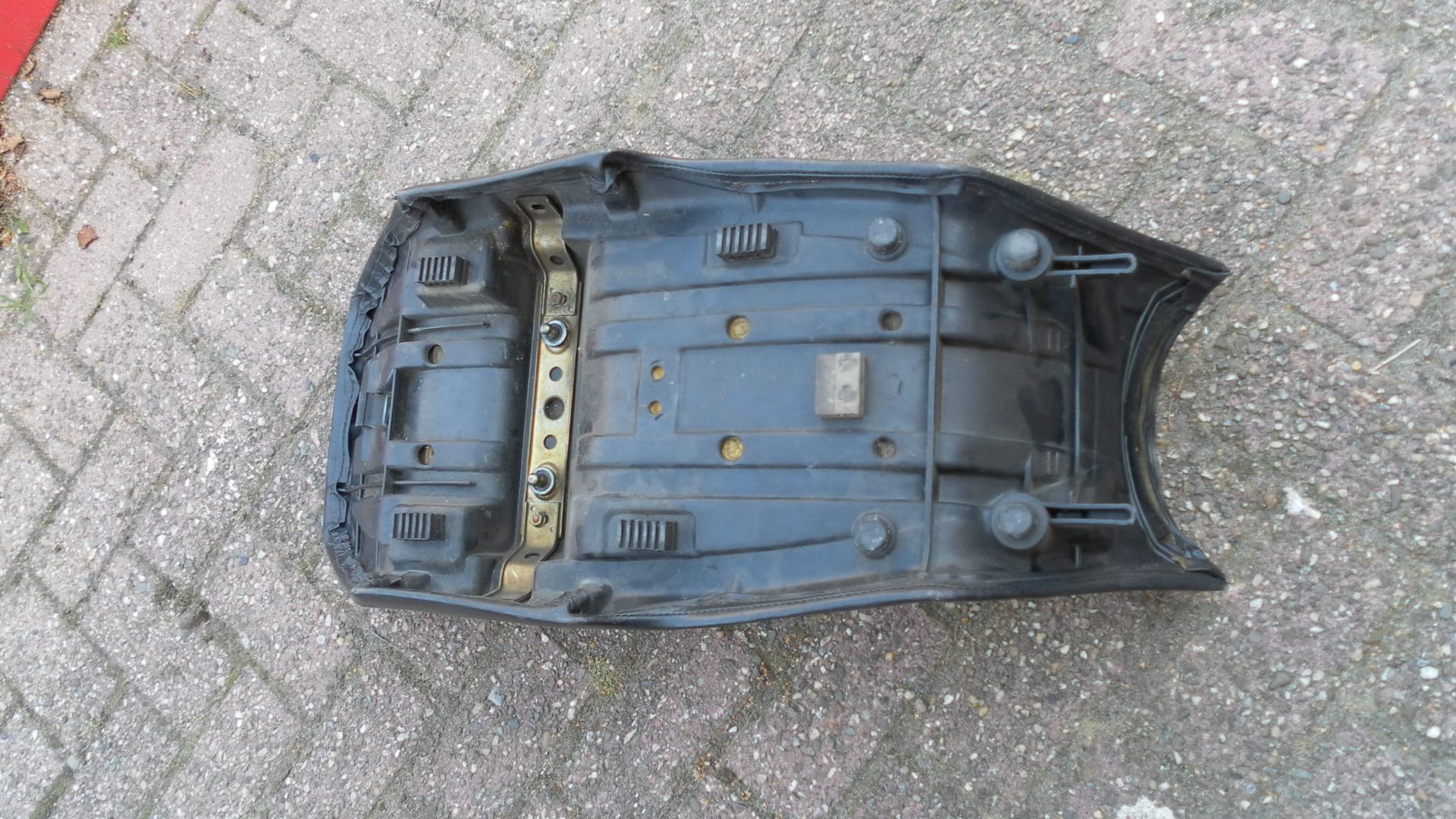 zadel gsx750es/ef 85/86	(kleine gaatjes rechts achter)	45100-31301 	45100-31301