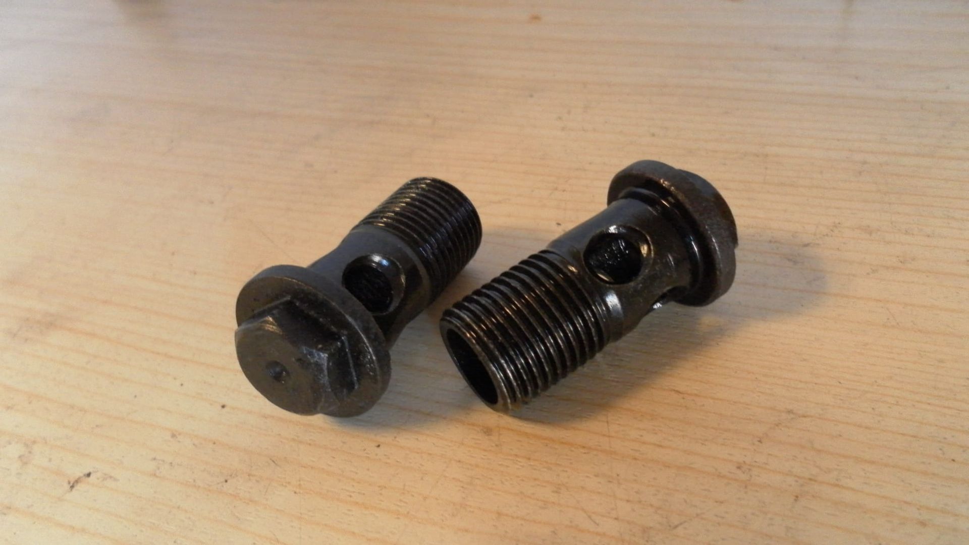 2x banjobout aansluiting oliekoeler	Gsx600f 1988-06 , gsx750f 1989-2006 , gsf1200	09360-16002