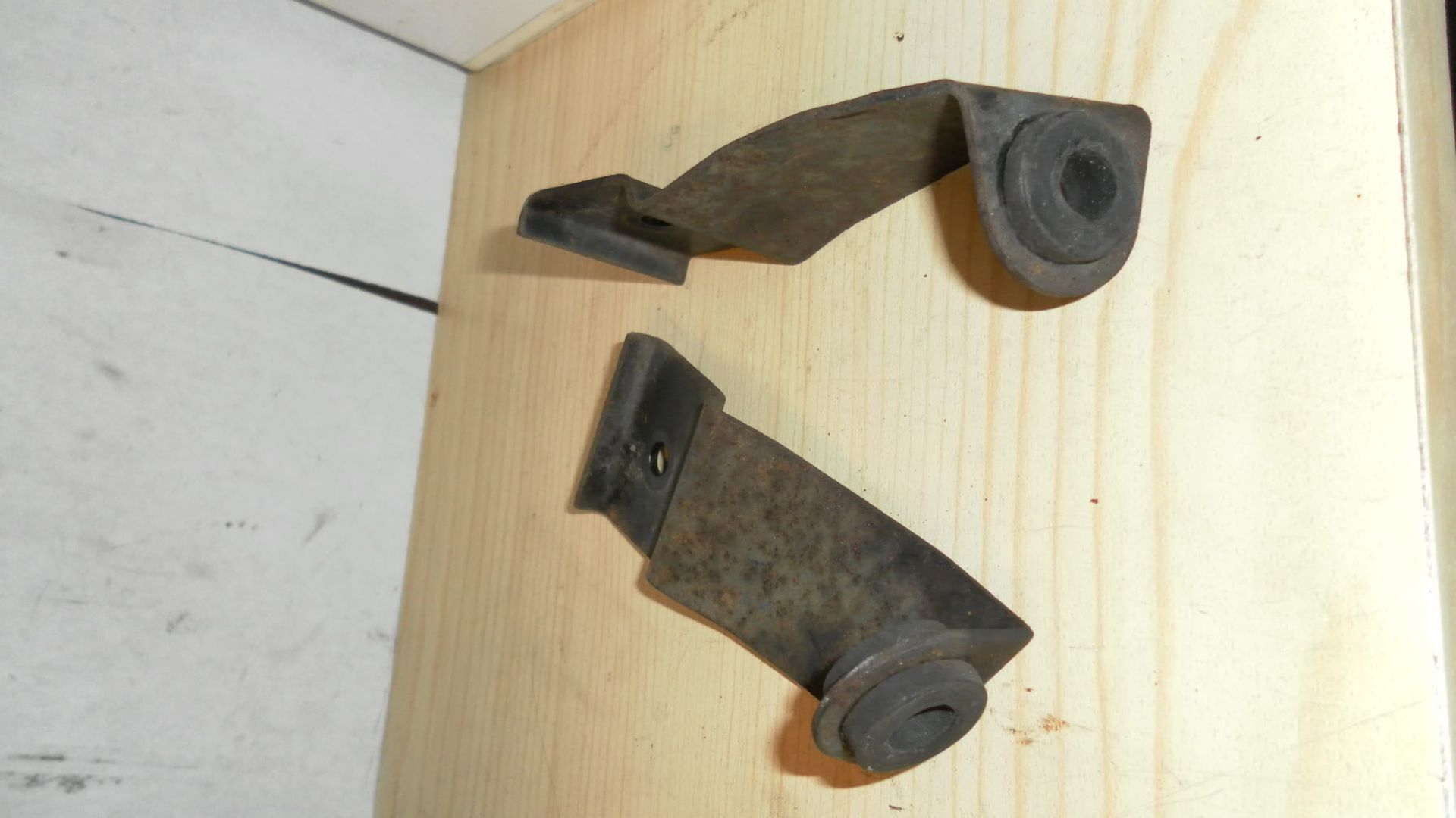 beugel onderkuip links en rechts		94532-19C00	94531-19C00 , Gsx600f 1988-97 , gsx750f 1989-97