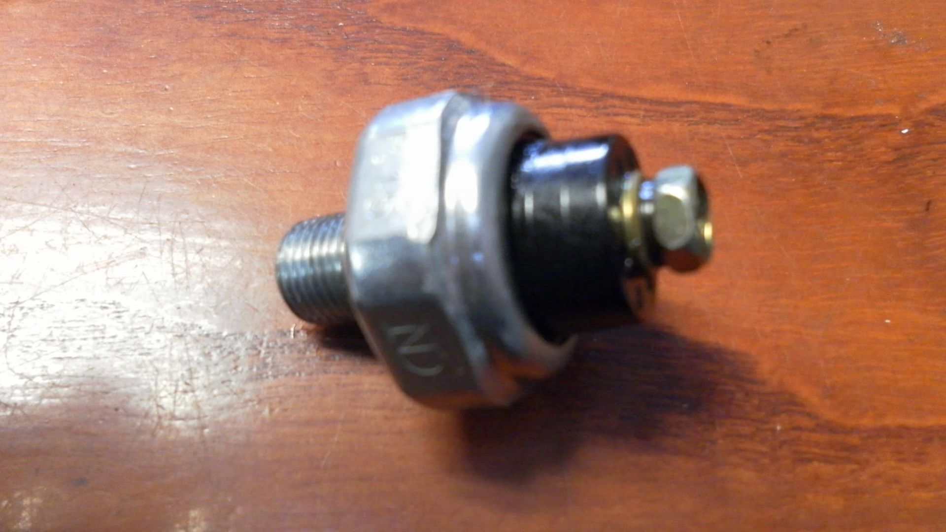 oliedrukschakelaar	Gsx600f , vl1500 ,sv  gsf	37820-33D00 	37820-33D10 	(3pf p.15 ND )