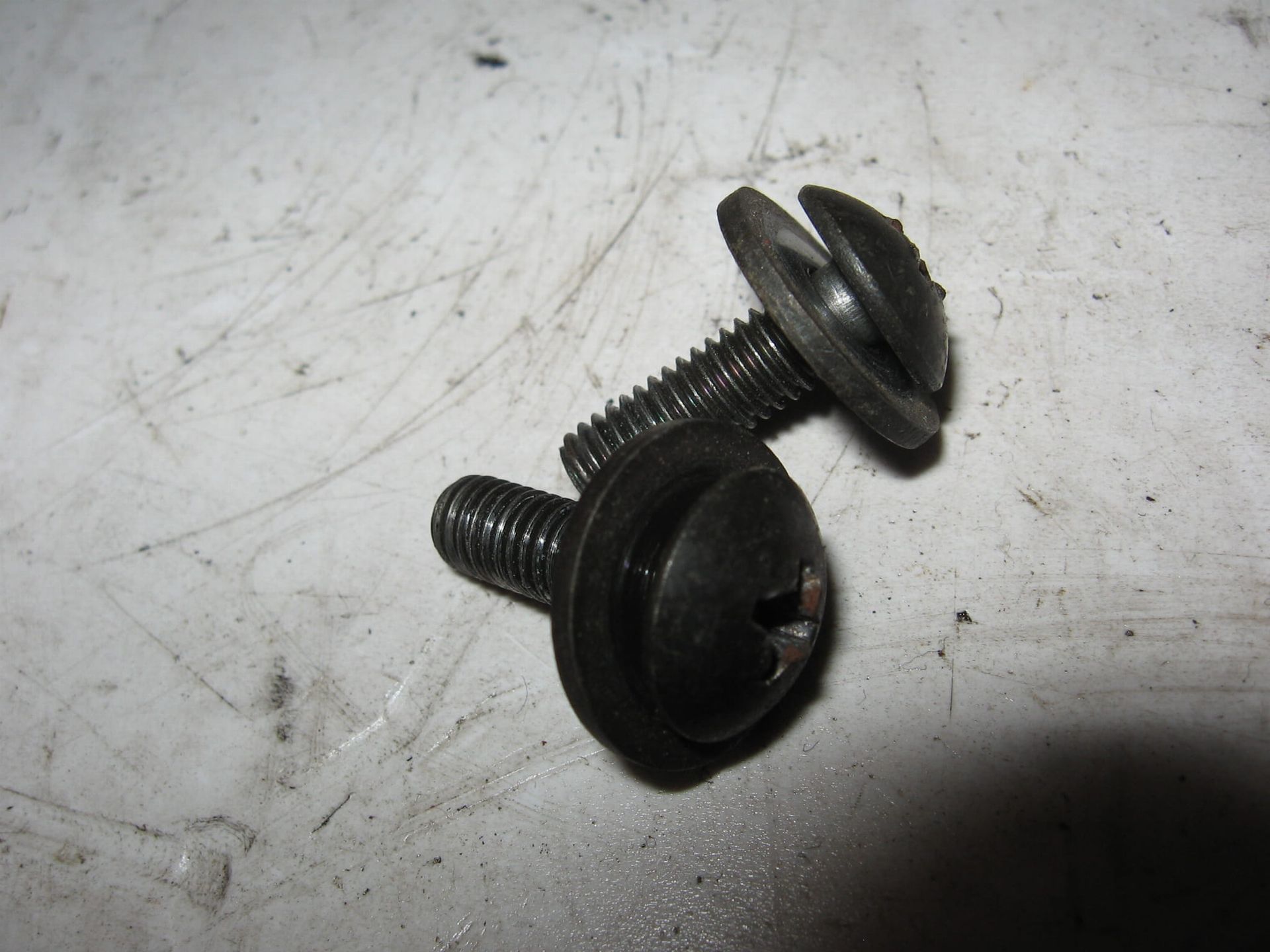 2xbout m6x18 met vaste ring bolle kruiskop		09136-06081