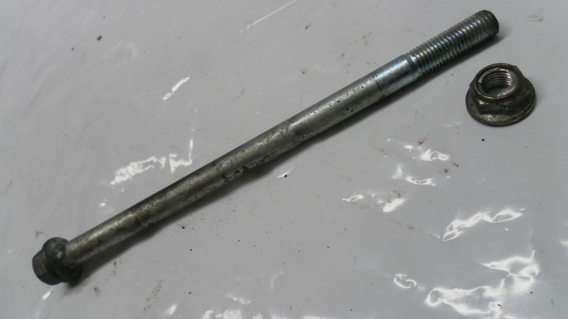 achterste blokbout boven M10x175x1,25 met moer	Gsx600f 88-06 , gsx750f 89-06 ; gsxr750 88-92	09103-10151