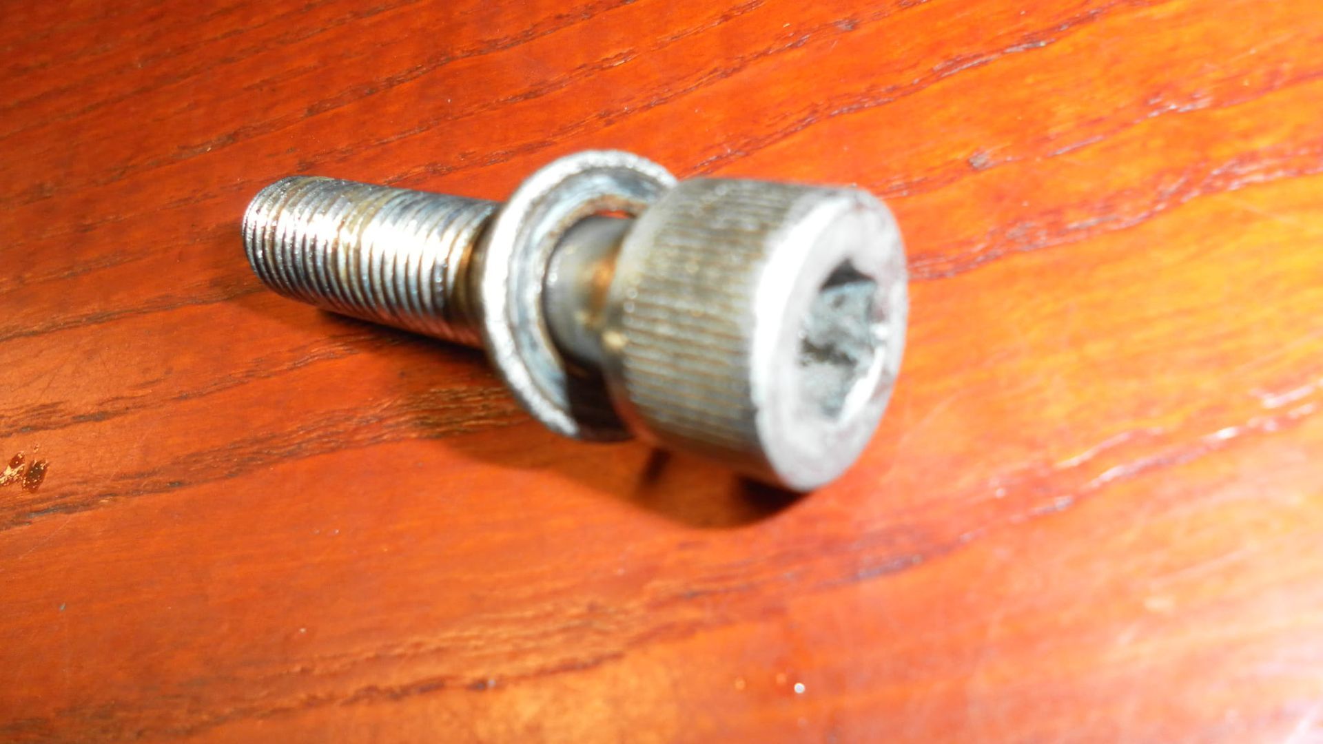 imbusbout chroom remklauw m10x40x1,25	Cb650sc 82-85,  vt700 vf700 vf1100	90164-460-840