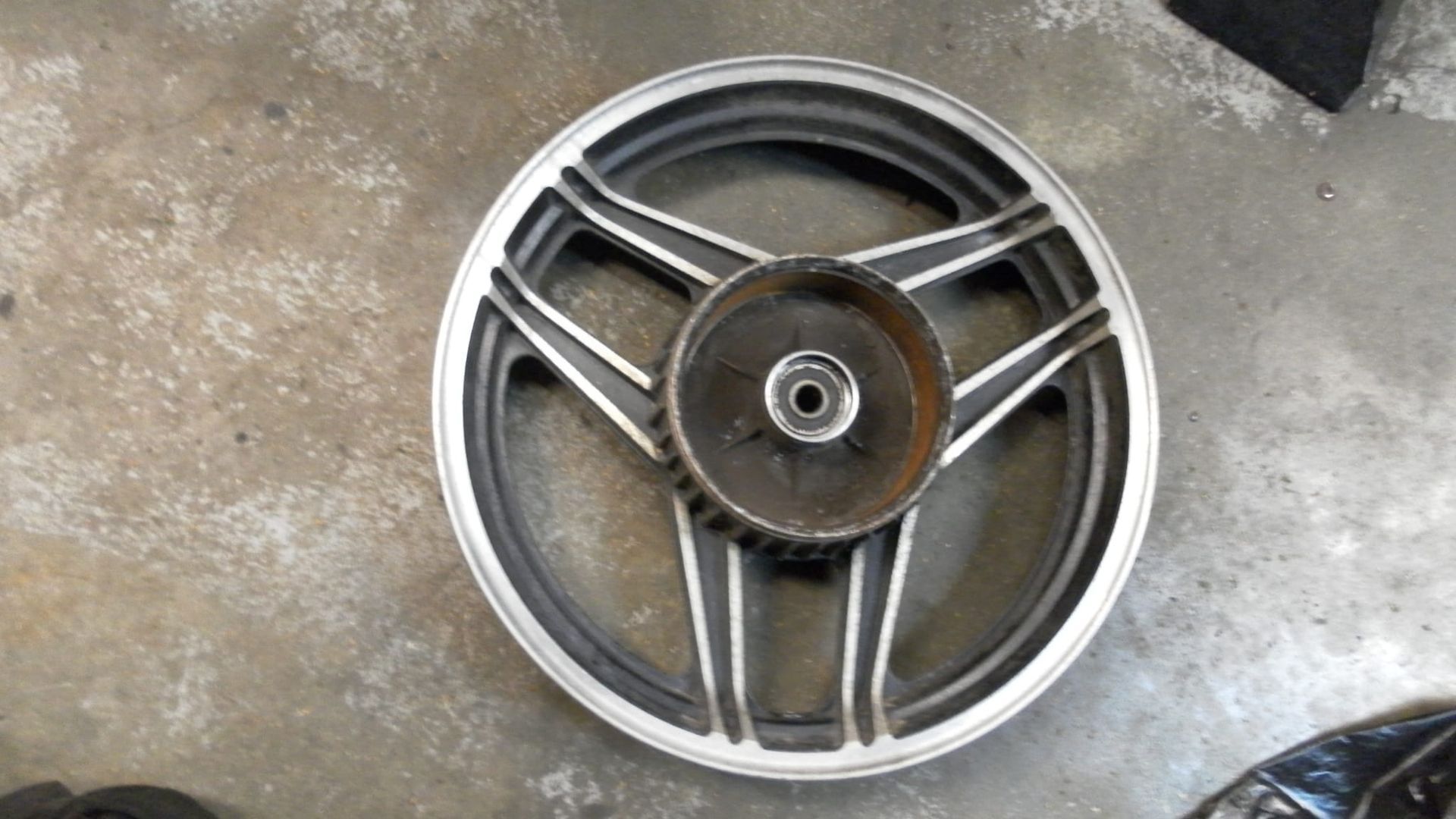 Achterwiel 3.00x17	Vf750s 83-85 m vf700s  	42650-MB0-700	. draadgaten voor meenemer