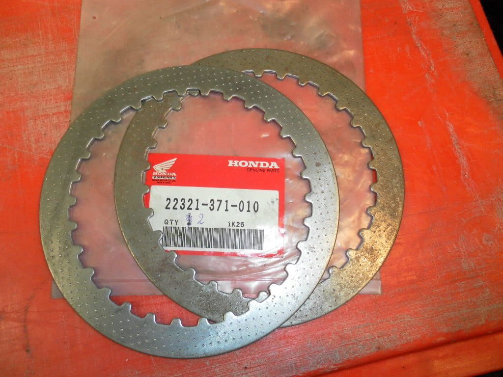 2x koppelingsplaat staal , gl1100 gl1200 cx650T 83	(1 met roestspikkels)	Oem 	22321-371-010
