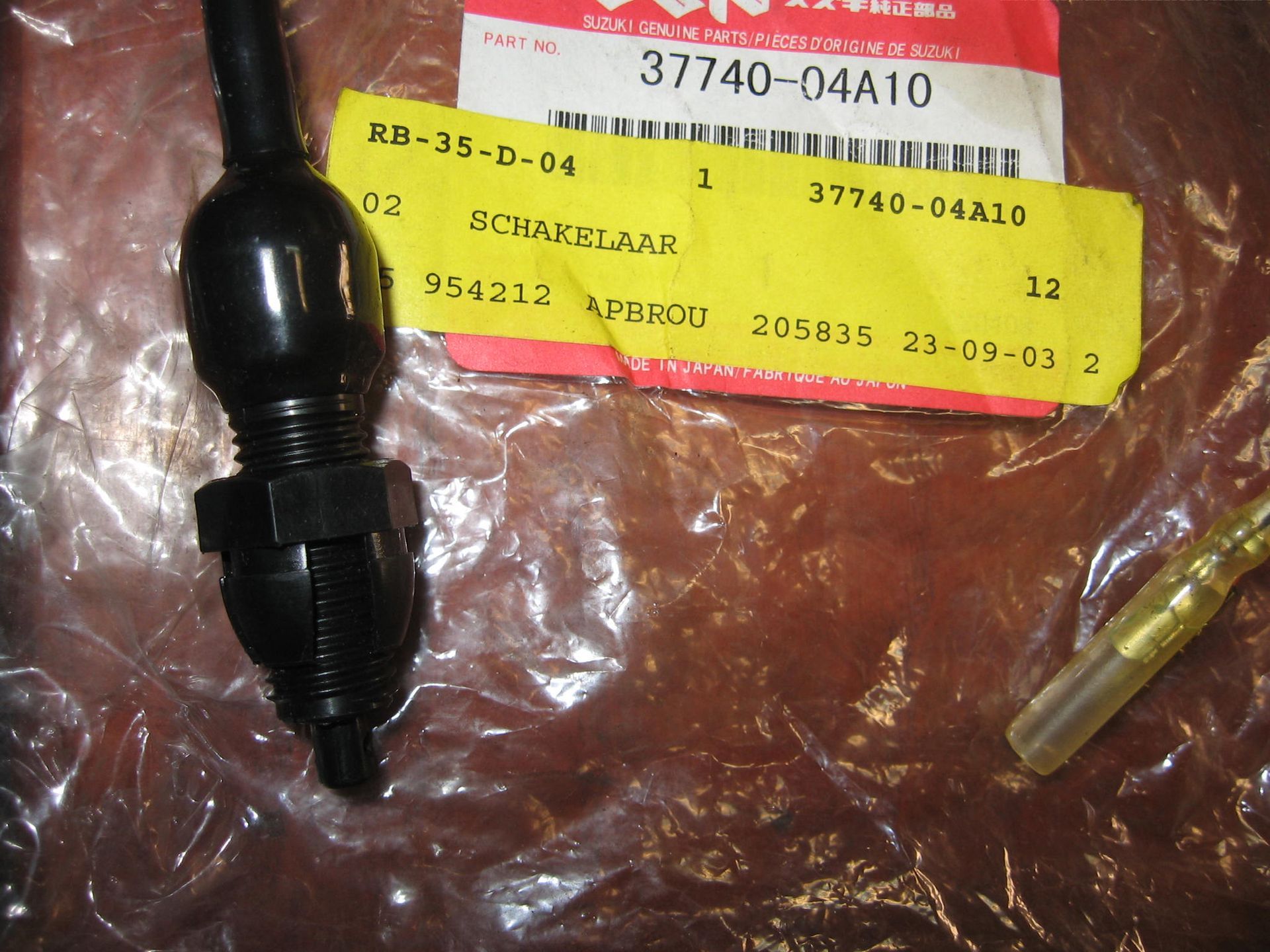 remlichtschakelaar achter 	2 losse stekkers rond	oem		37740-04a10 , Dr650RSE
