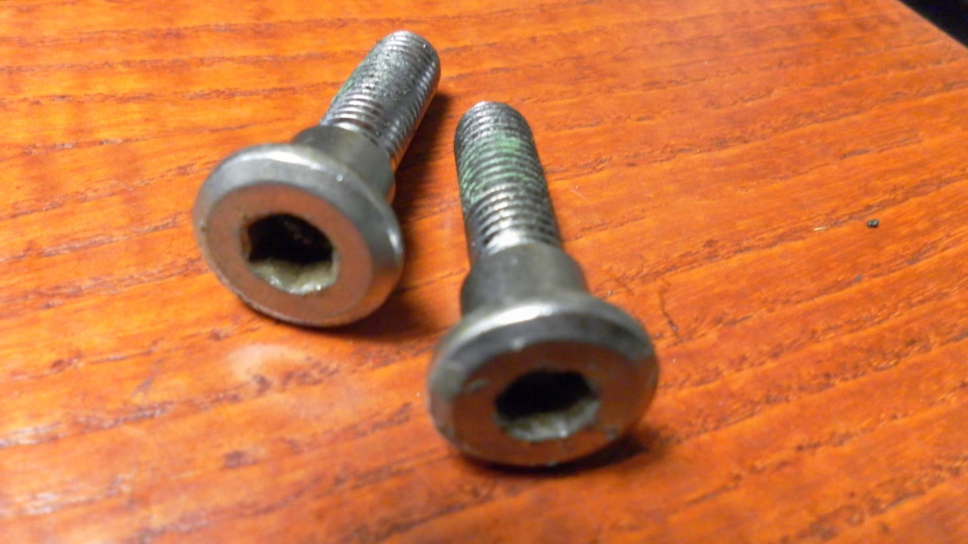 2stuks imbusbout plattekop m8x33 met borst remschijf 	Vt500c 1983-84 vt500f cb450 vf700 vf1100 vf750	90105-MB0-000 	90105-MB0-010