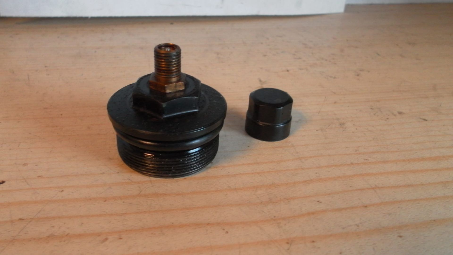 dop voorvork met ventiel en ventieldopje	gs550es gs550ef us modellen 1983-86	51351-16700 	51294-49020 , 62274-14400