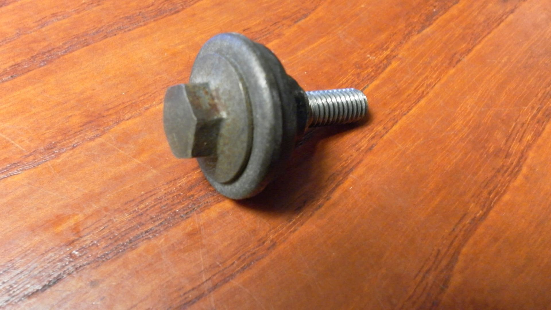 kleppendekselbout 	Fzr1000 1987-95 ,fzr600 1990-99 , fj1200 xvz12 fj1100	90109-064F0