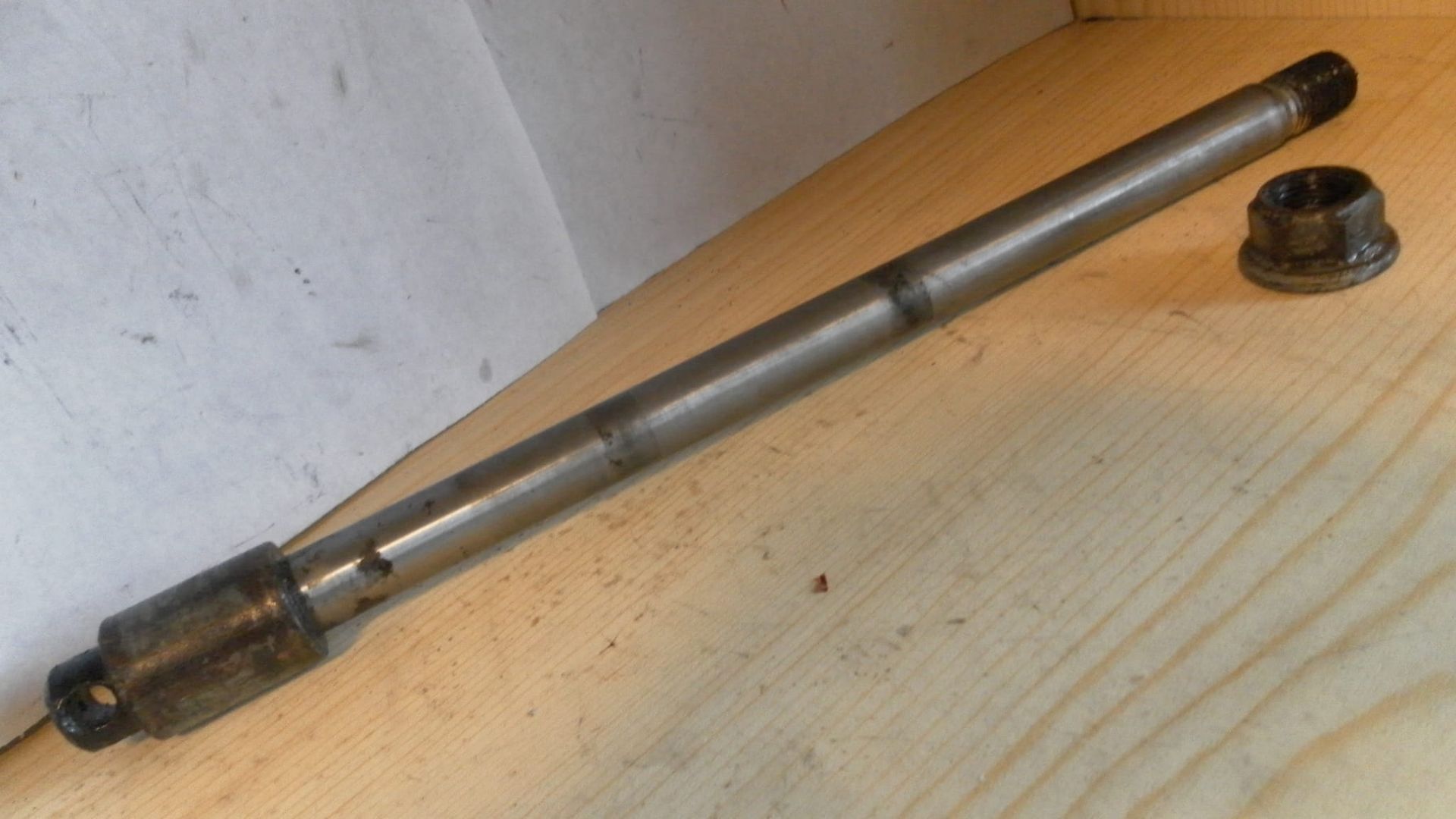 achterwielas met moer	Vf750s vf700s vf750c vf700c 83-85 	42301-MB0-000