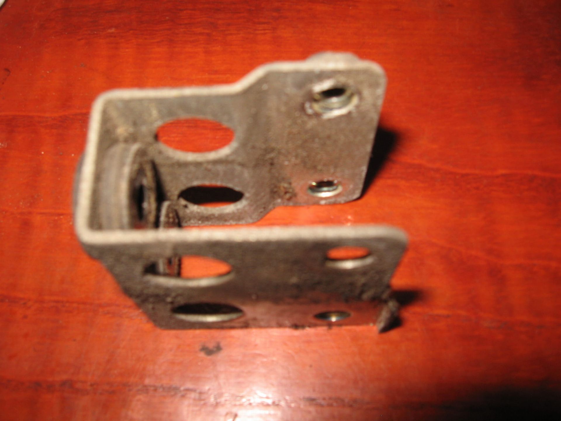 steun ophangen benzinepomp	Fzr1000 90-95	3gm-21347