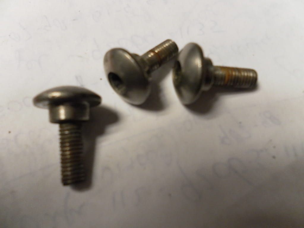 3x  kuipbout M5x16 met borst	Gsx750f 2000	09139-02054