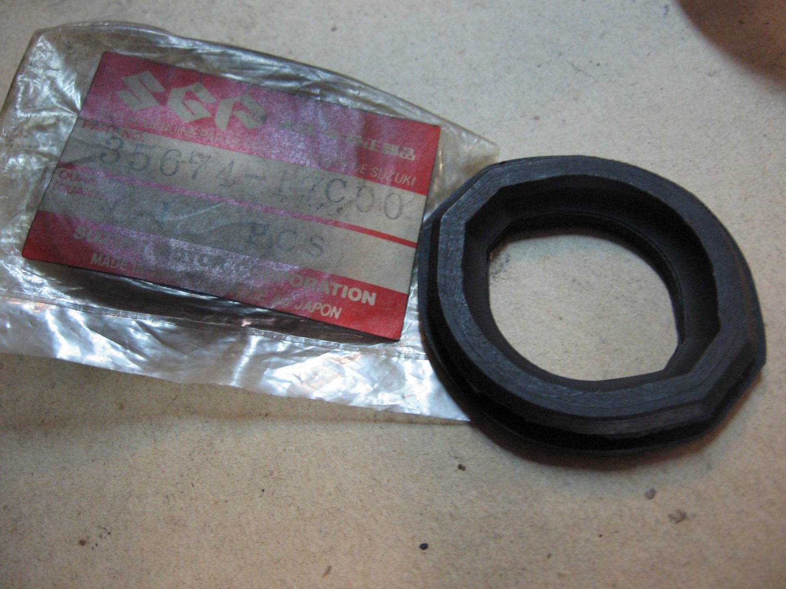 rubber op kuip steel voorste knipperlicht		oem		35674-17c00 , gsxr750l 88-90