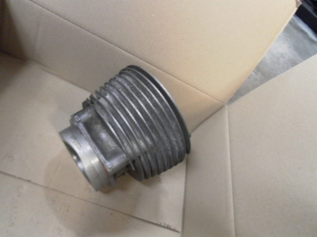 cilinder met zuiger , overmaat 73,96 , 2 koelribben stukje af.  , R60