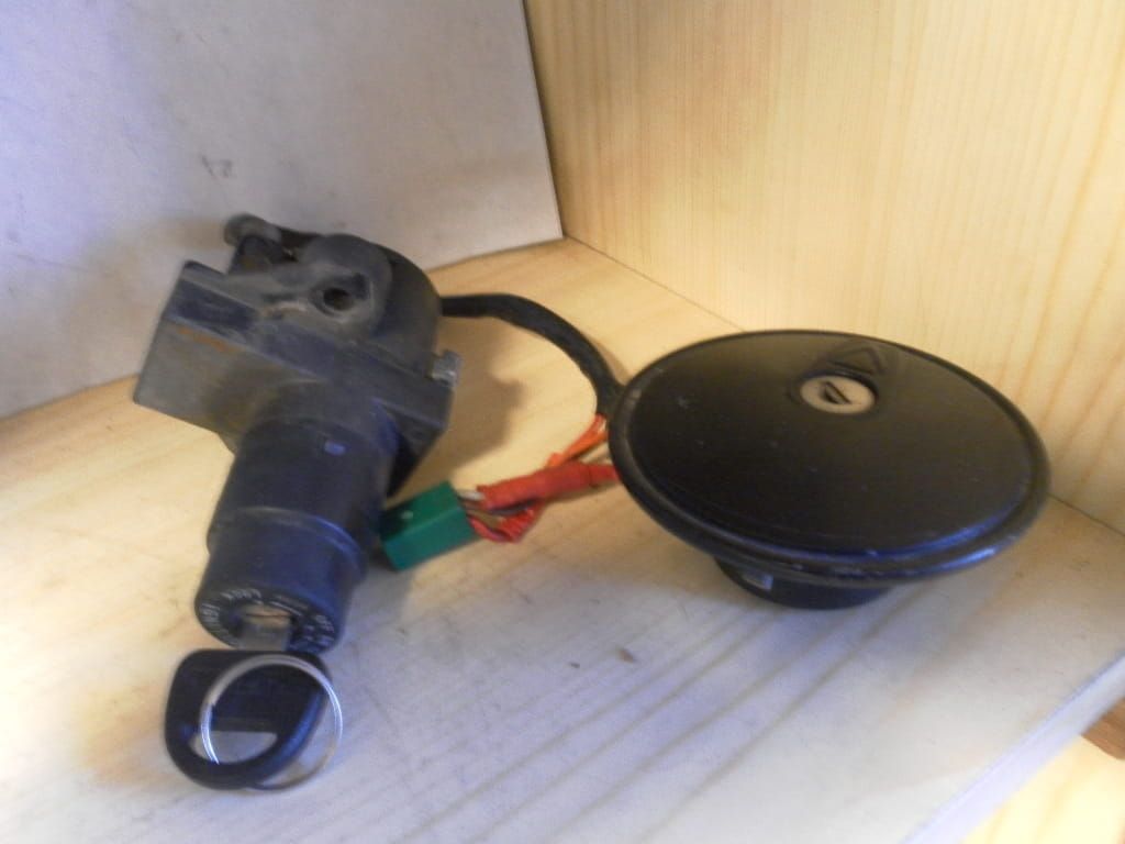 contactslot (gerepareerde draden ) +tankdop , 1sleutel	gsx400e