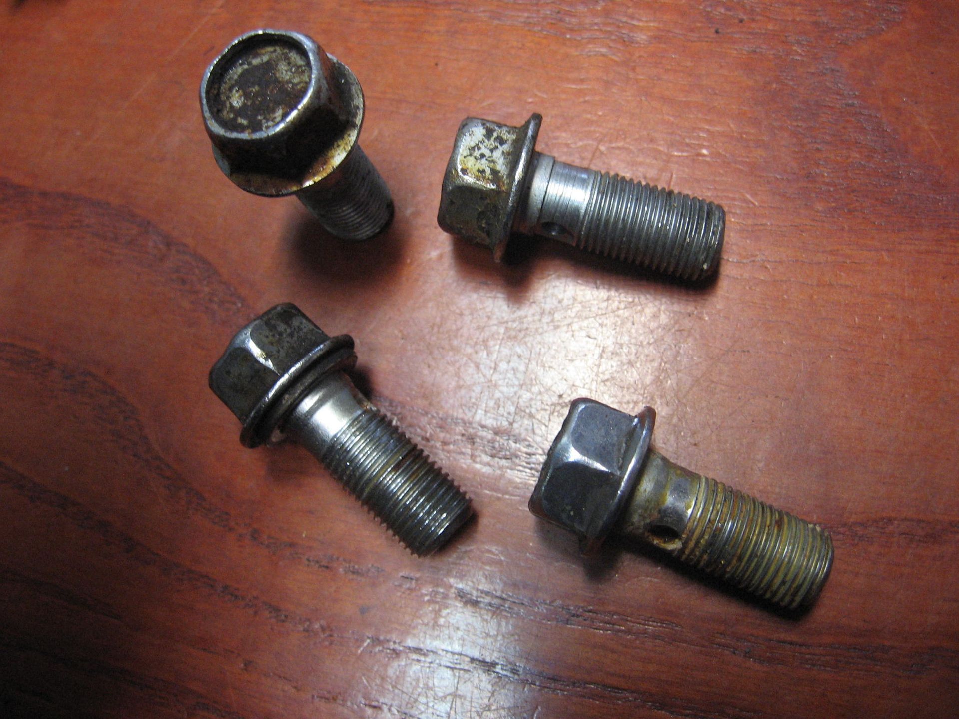 3 stuks banjobout  , m10x1,00 sleutelmaat 14	Gebruikt , roest