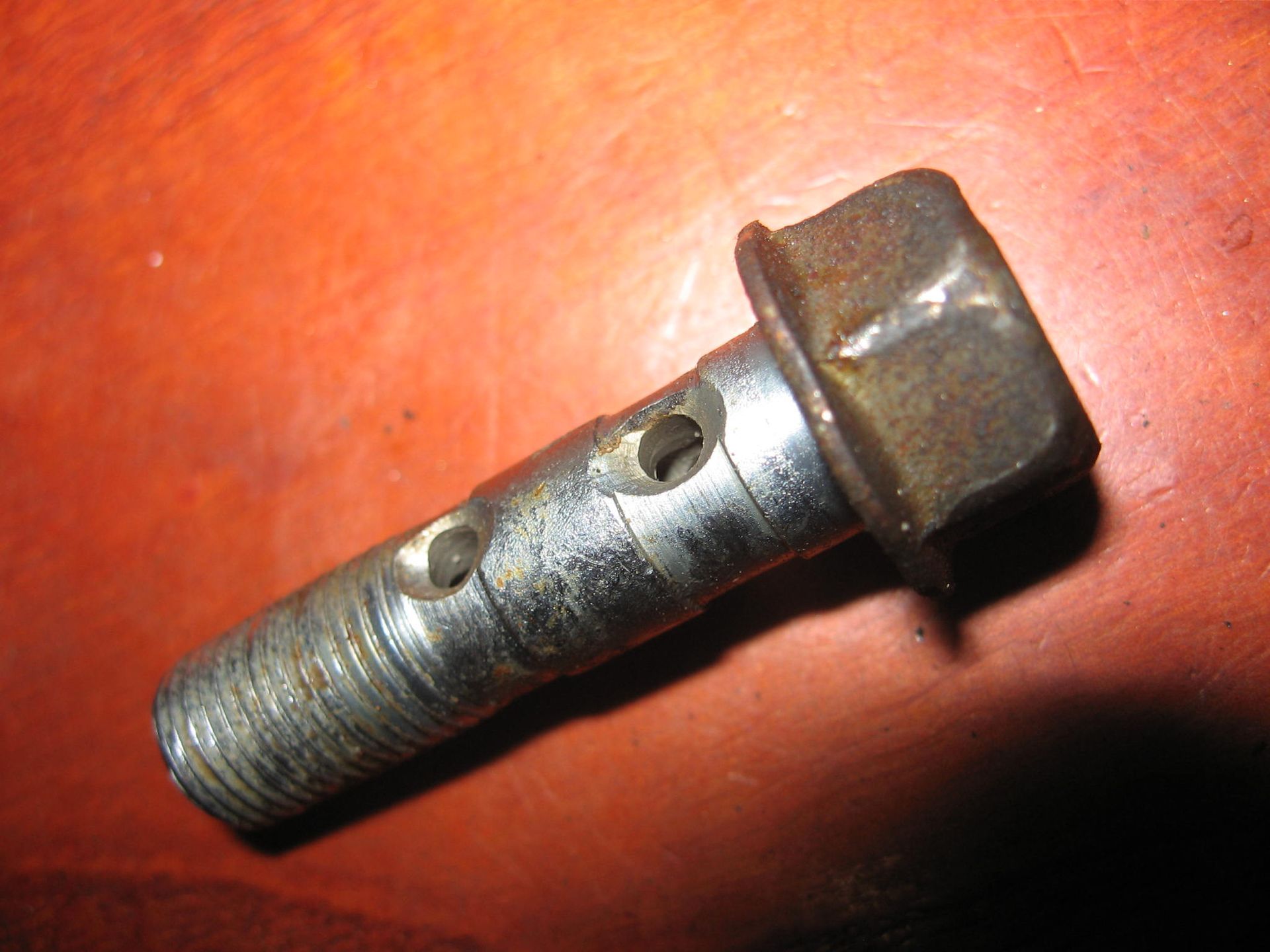 dubbele banjobout  , m10x1,00 sleutelmaat 14	Gebruikt roestig , 7 in kop