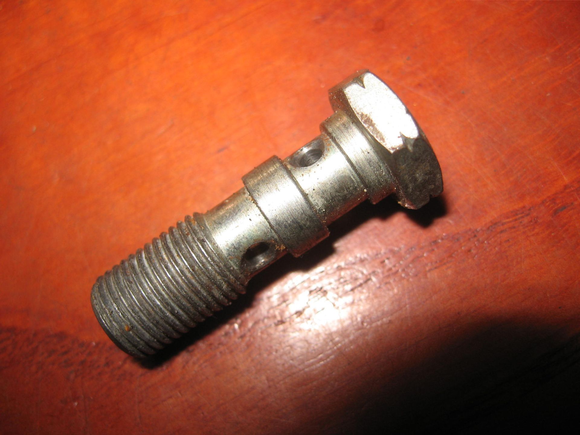 banjobout dubbel m10x1,00 plattekop sleutelmaat 14	Gebruikt ,