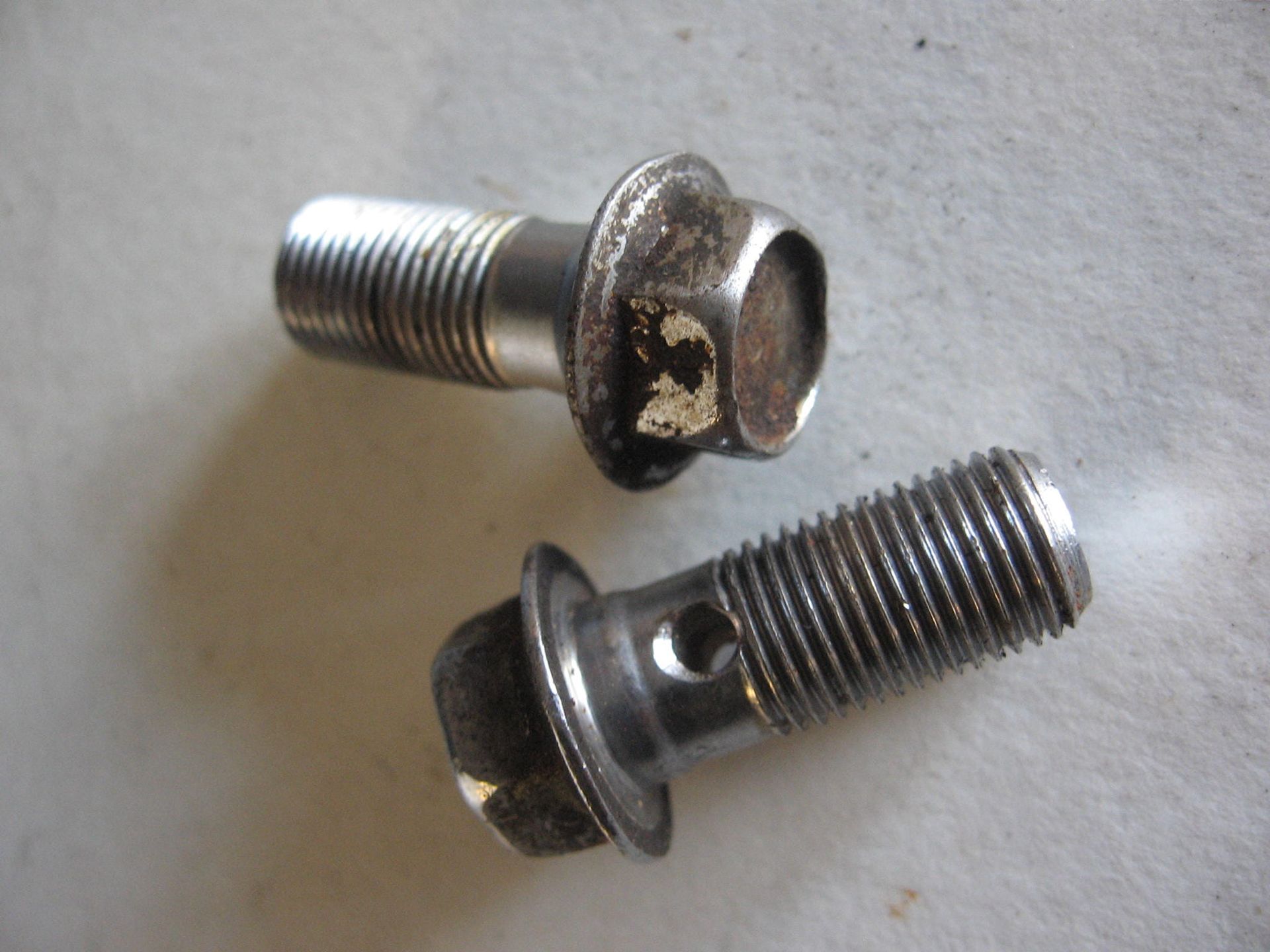2x banjobout  , m10x1,00 sleutelmaat 12	Gebruikt ,