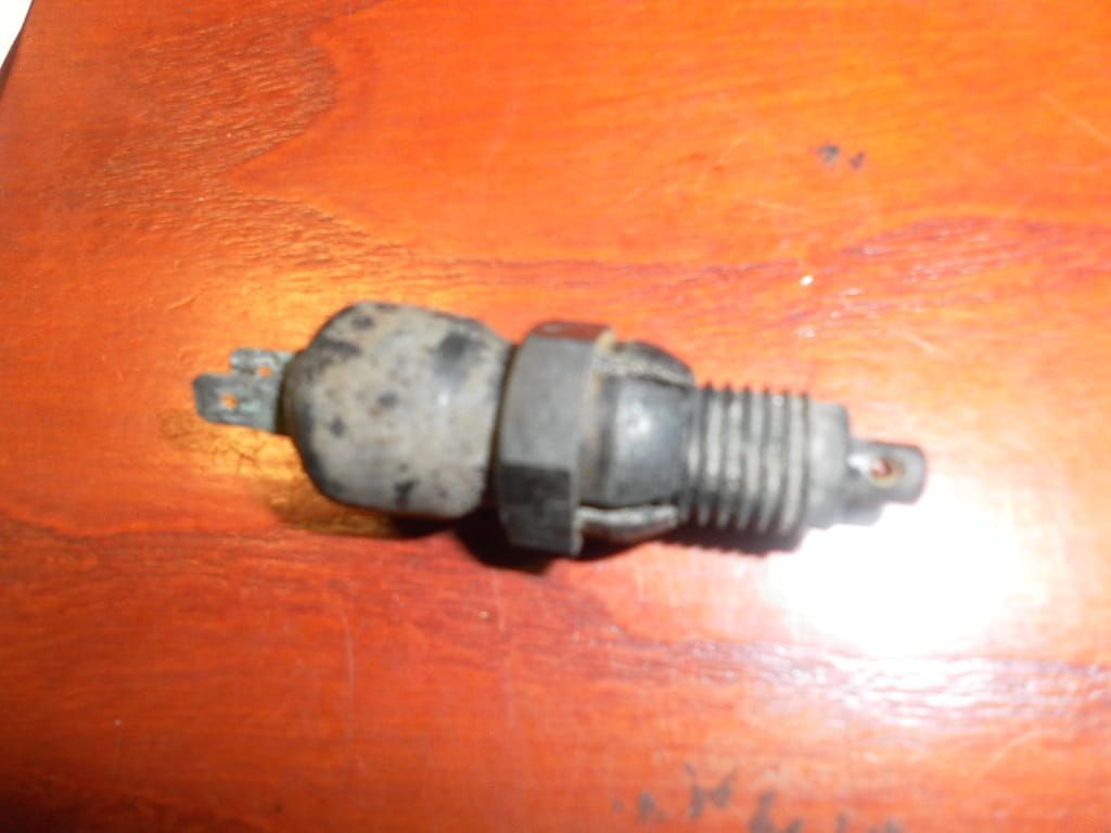 achterremlichtschakelaar	Gsx600f 88-00 , gsx750f 89-01 , gs500e	37740-24A00