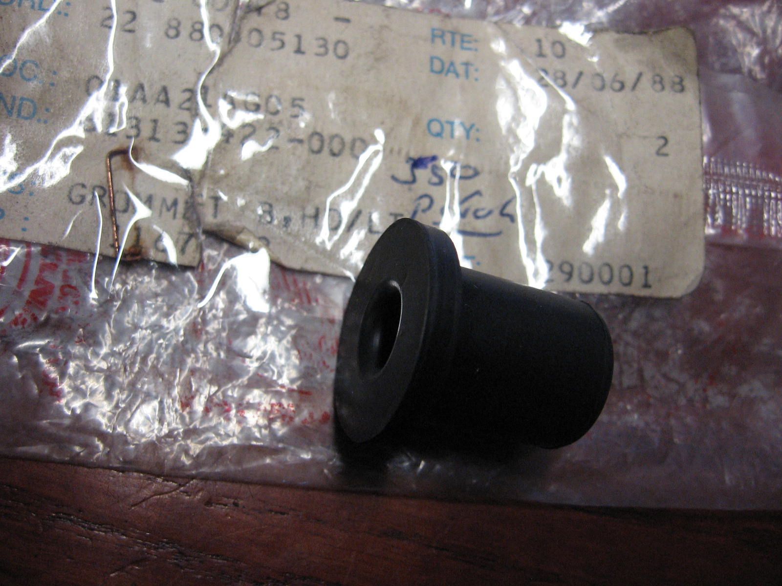 rubber koplampsteun , kuipsteun st1100 , gl500 cb750		oem		61313-422-000