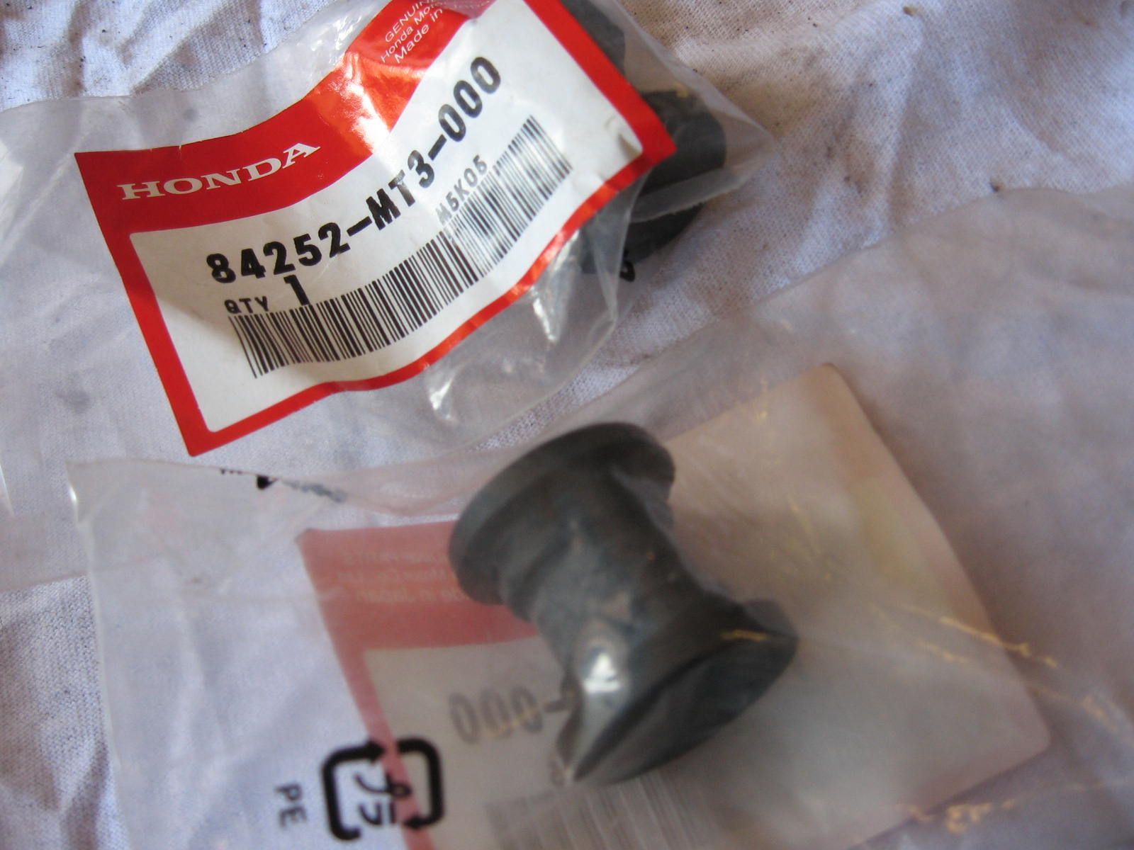 3x rubber bus bevestiging kofferrek st1100		oem		84252-mt3-000