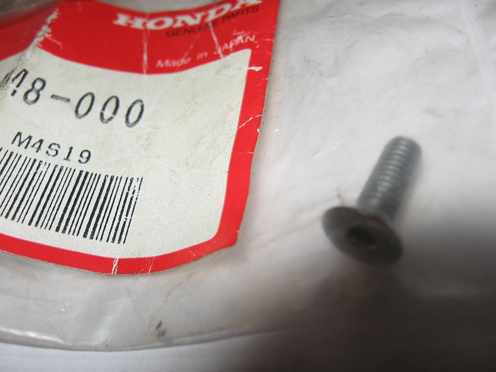 2x imbusbout verzonkenkop 4x12 , voor embleem blokdeksel vt1100c 87-96		oem		90073-mm8-000