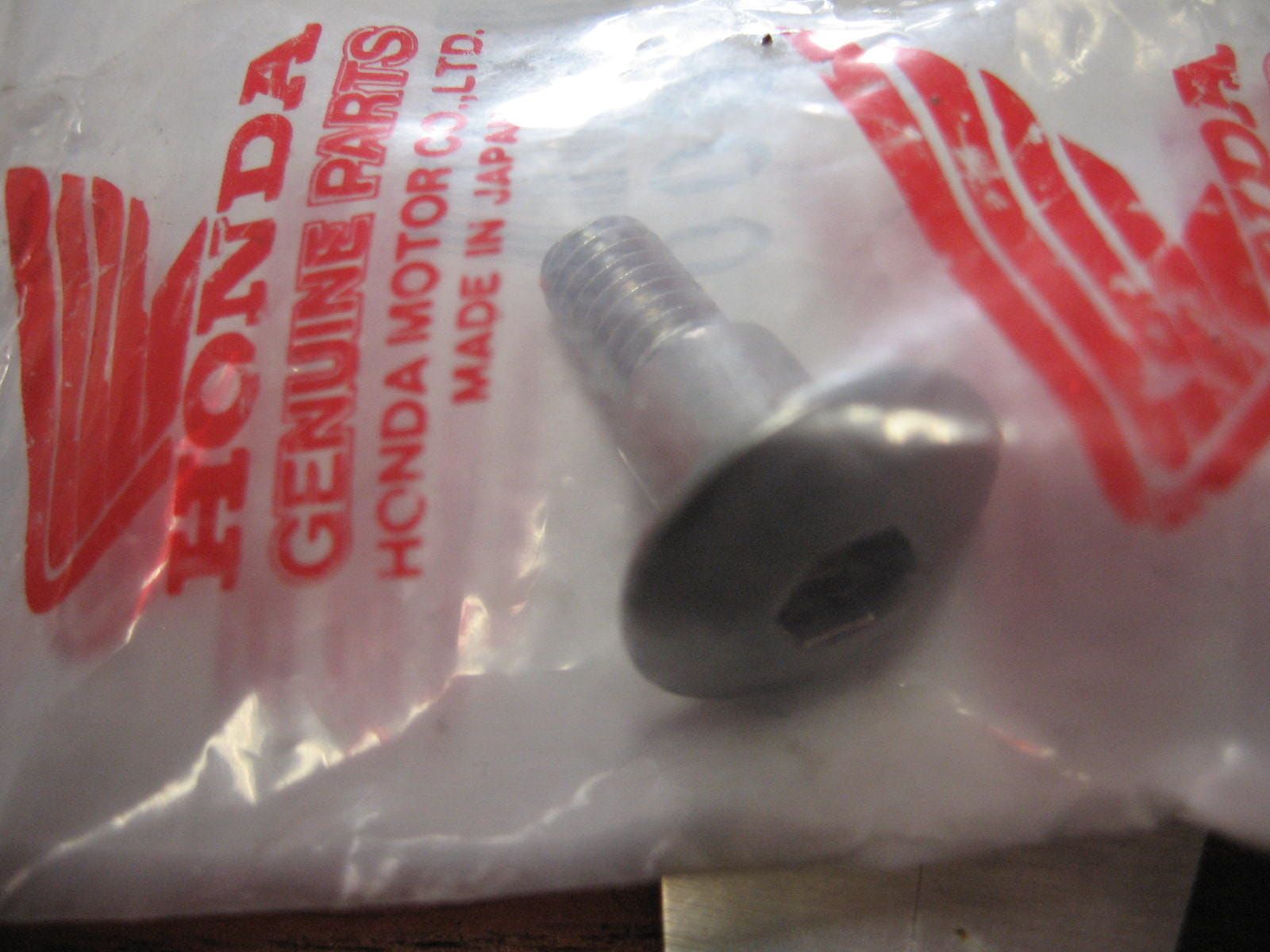 2x specialscrew m6x19 , imbusbout met bollekop dikke borst kuip m6x1		oem		90104-mn4-000