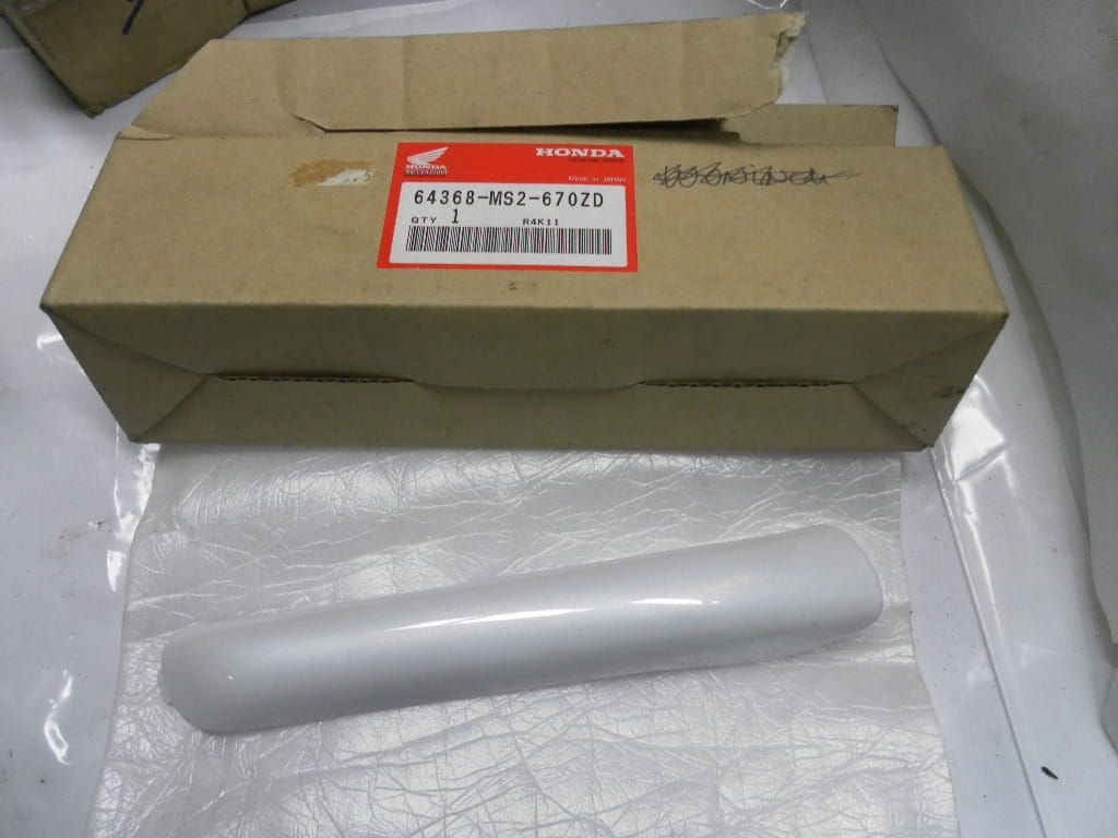 beschermkap linker middenkap	Cbr1000f 1990	oem	64368-ms2-670zd