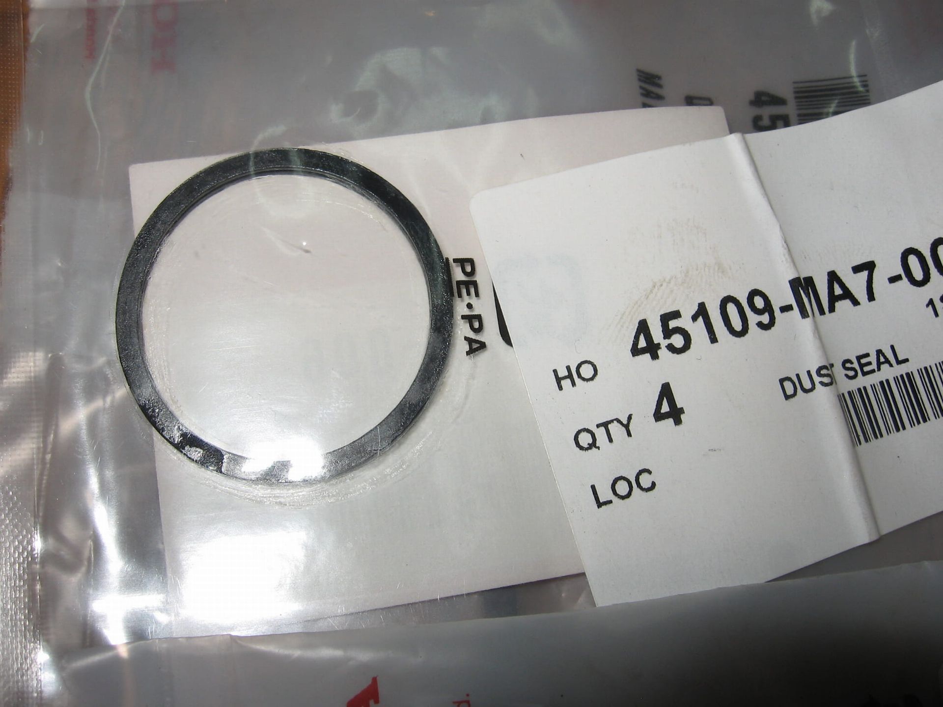 afdichting remzuiger , pistonseal + dustseal		oem	45109-ma7-006 + 45209-ma7-006