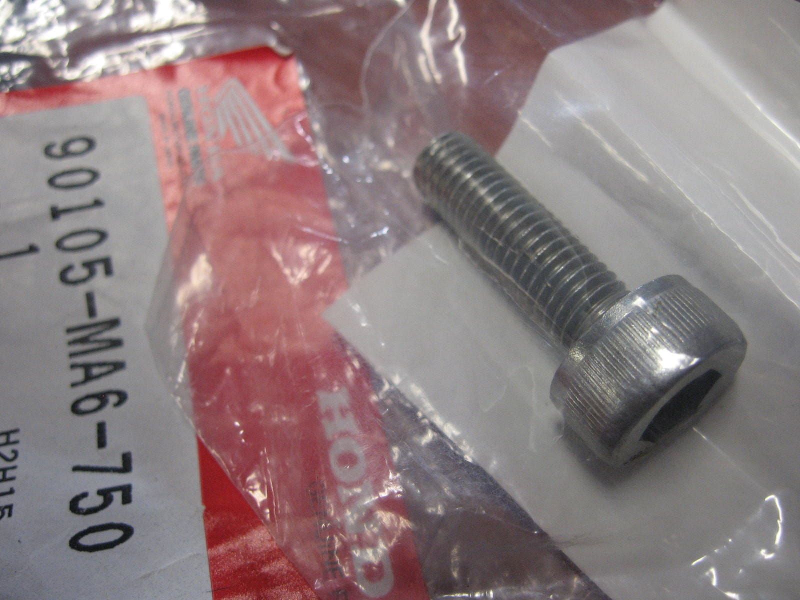 imbusbout m8x28 dikkekop , cbx A , cb900 vfr700 		oem		90105-ma6-750	90105-ma6-7500