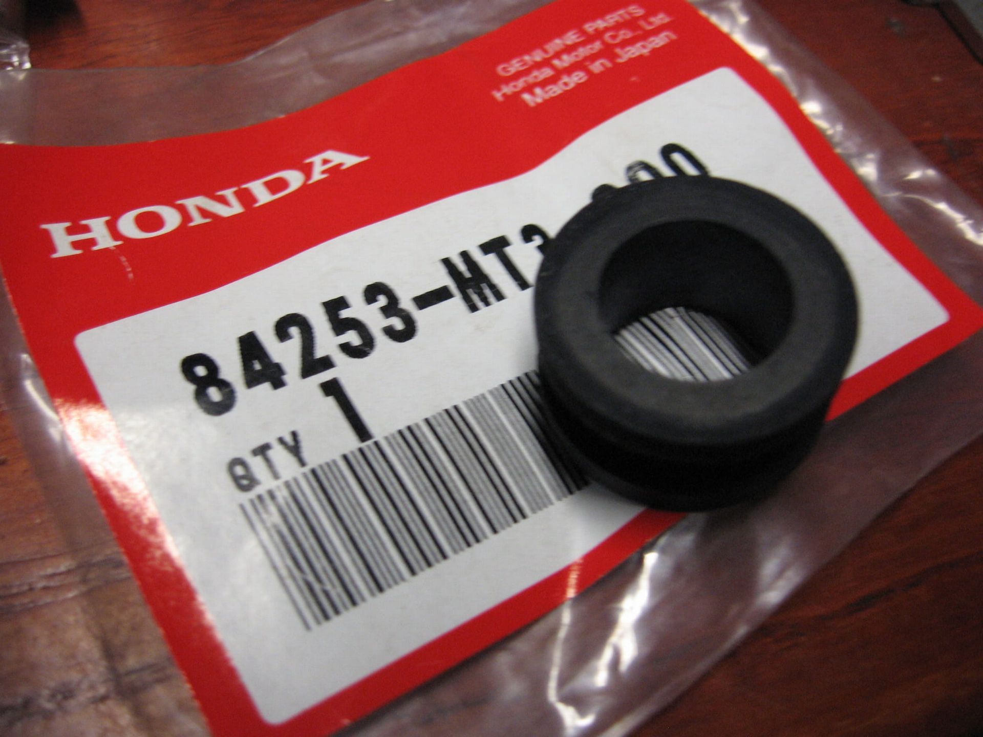 rubber  bevestiging  koffersteun o.a st1100		oem		84253-mt3-000