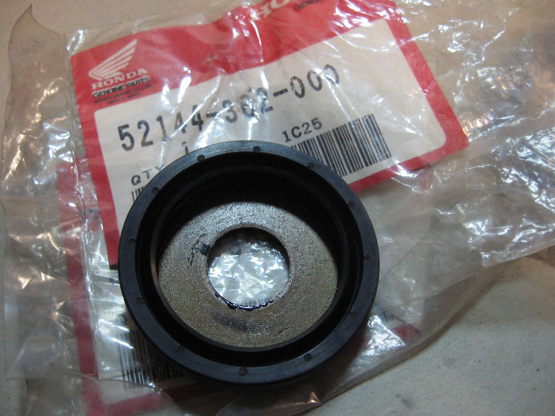 2x stof afdichting achterbrugbout – cb550 cb750 1976-79 , cbx1000 79 cb650 79		oem		52144-362-000