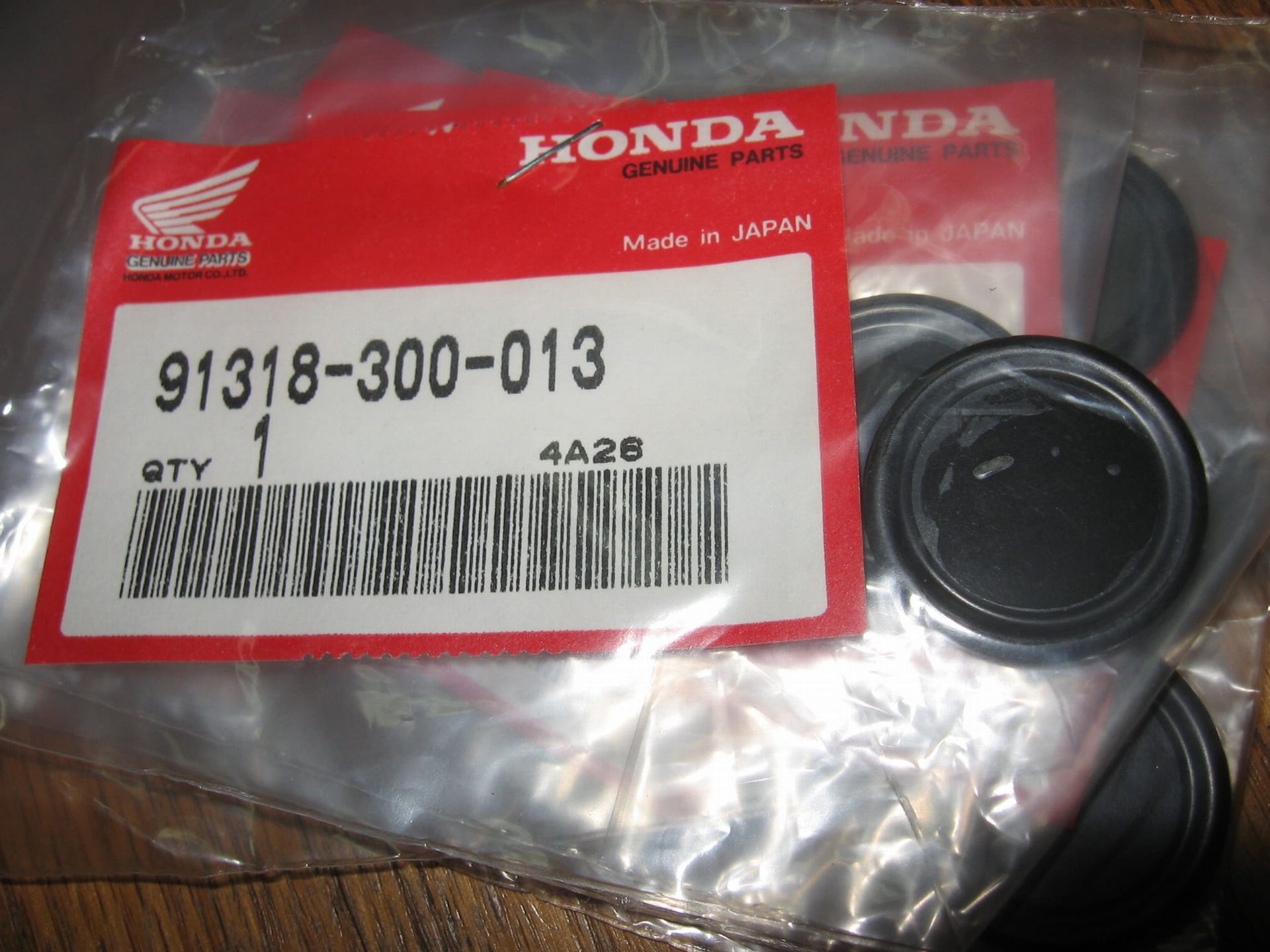 sealing rubber , afdichtingsring boven kopbout cb550f ,cb750 1976-79,cb650 -82 ,		oem	91318-300-013			6