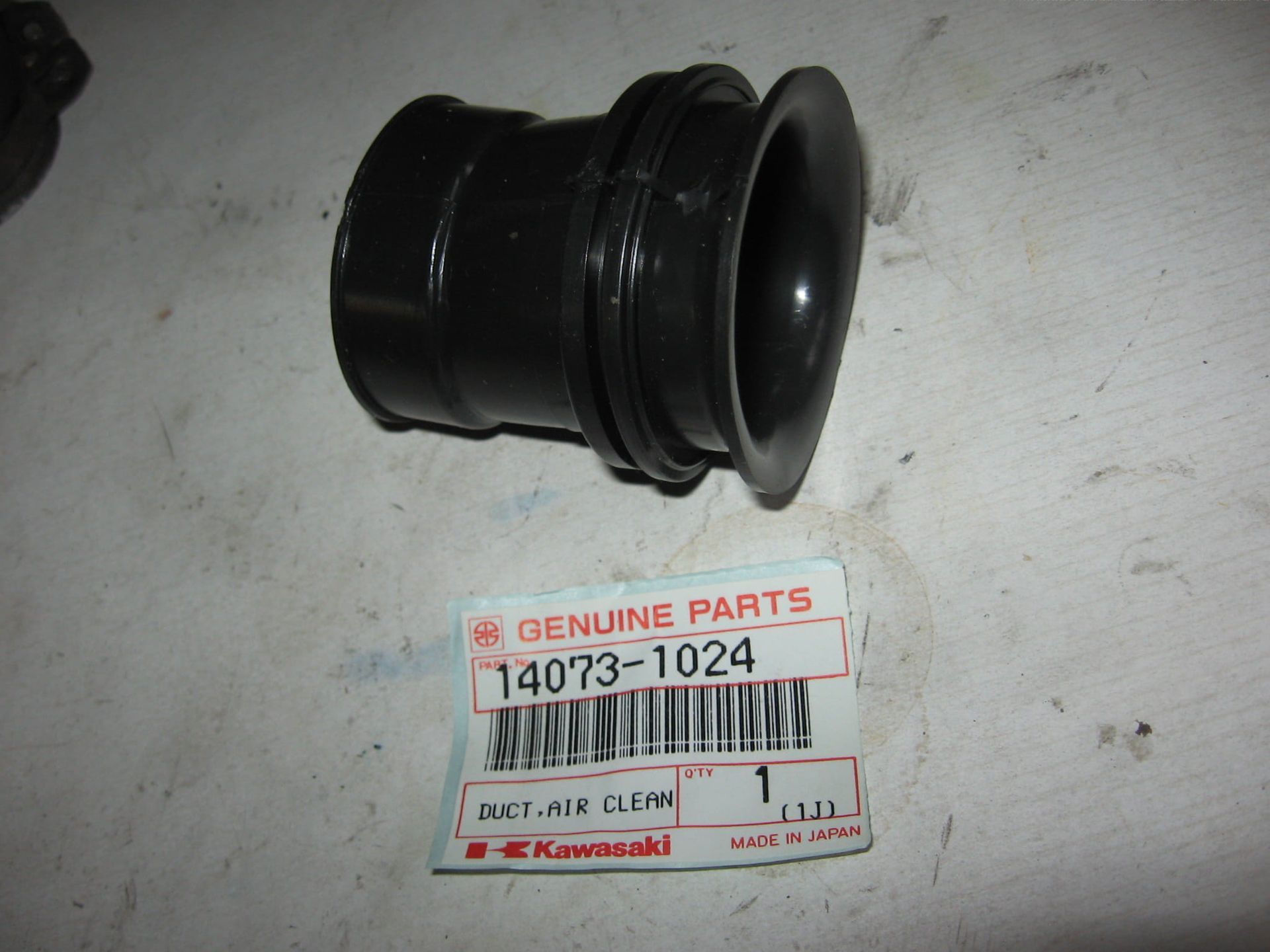 Luchtinlaatpijp 4 tussen luchtfilter en carburateur  Kz1000 1977-81 , kz900 76-77		oem		14073-1024