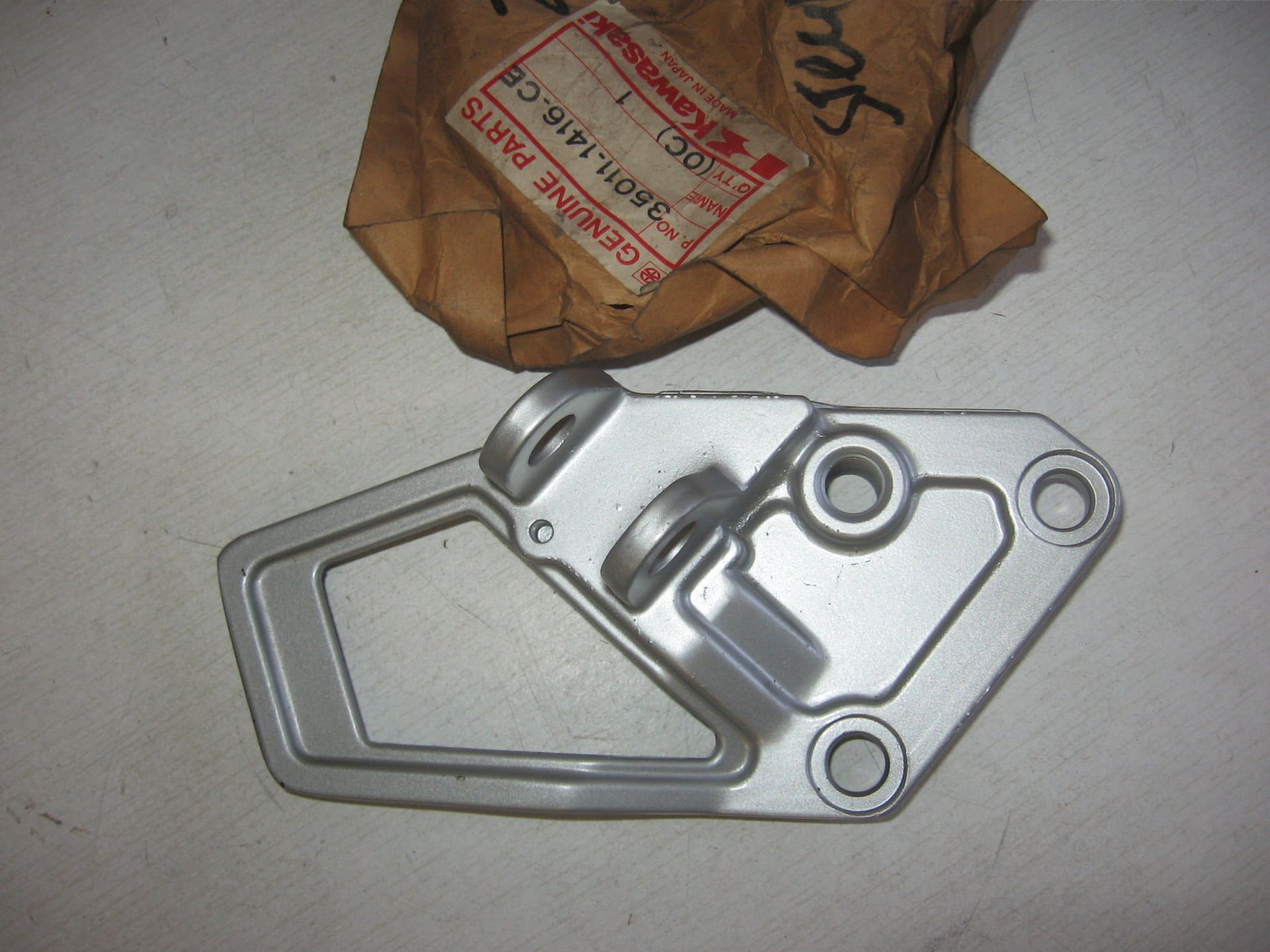 voetsteun houder , zx-10 1988-90		oem		35011-1416ce