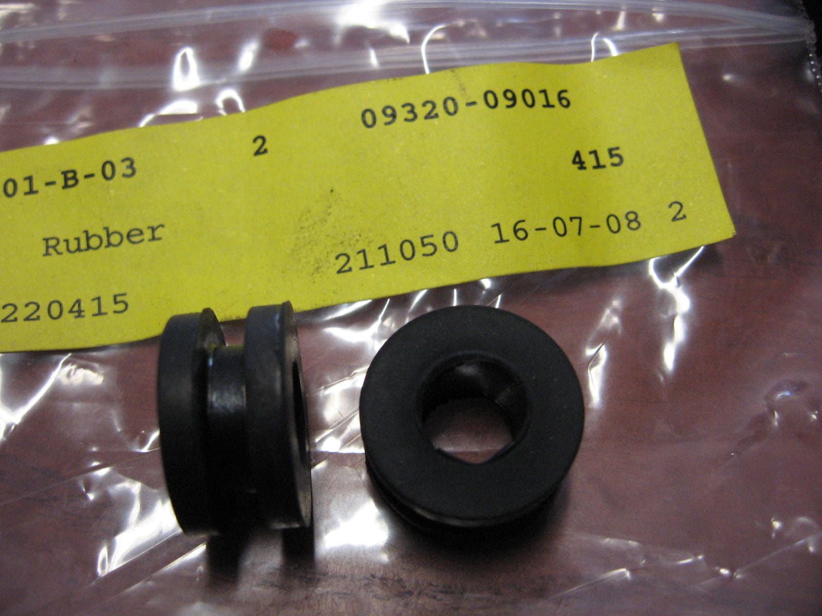 2 stuks Cushion , rubber boutbevestiging kuip – gsx600 gsx750  gsx-r		oem		09320-09016
