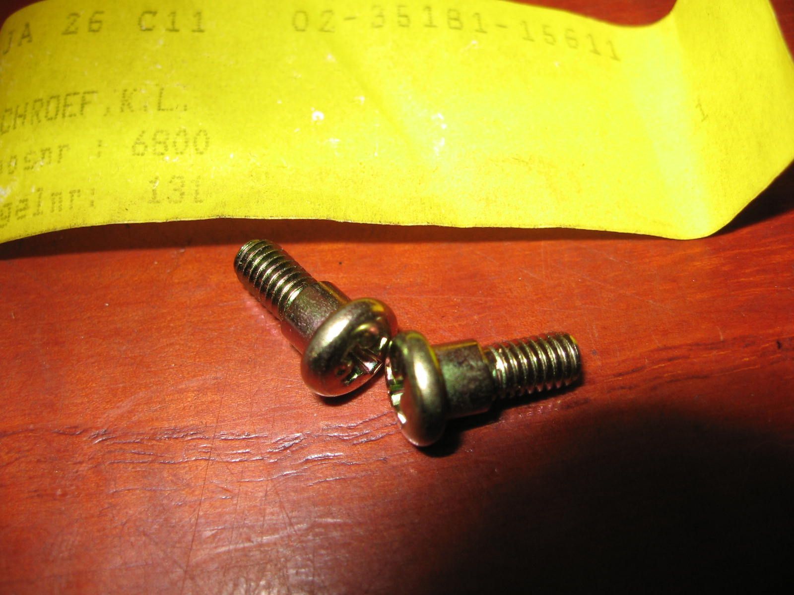 2x schroef koplamp bevestiging lensrand		oem		35181-15611