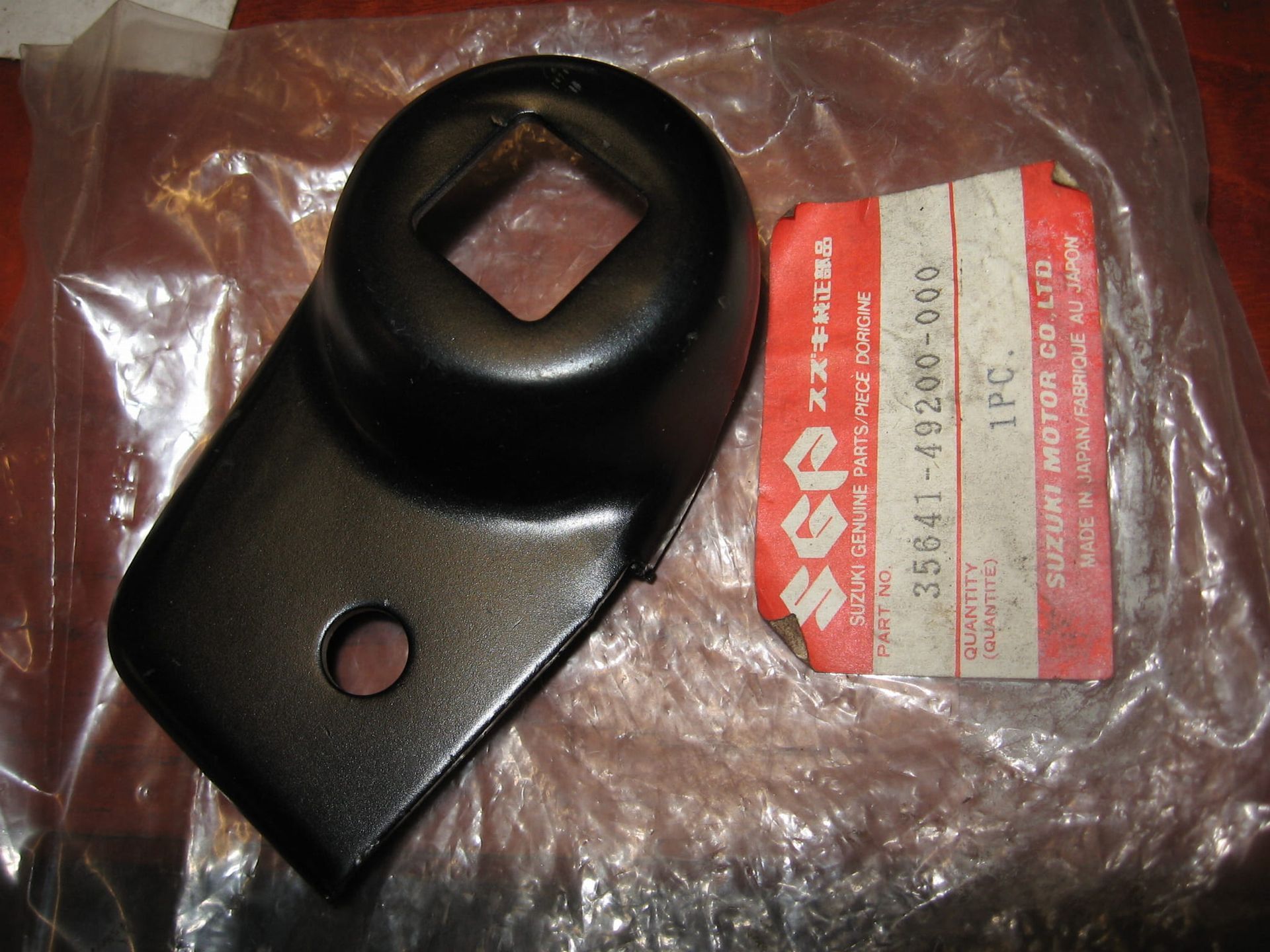 Steun bevestiging knipperlicht links  -- gs1100e 1980-81 , gs750e 80-82	licht schade lak	oem		35641-49200