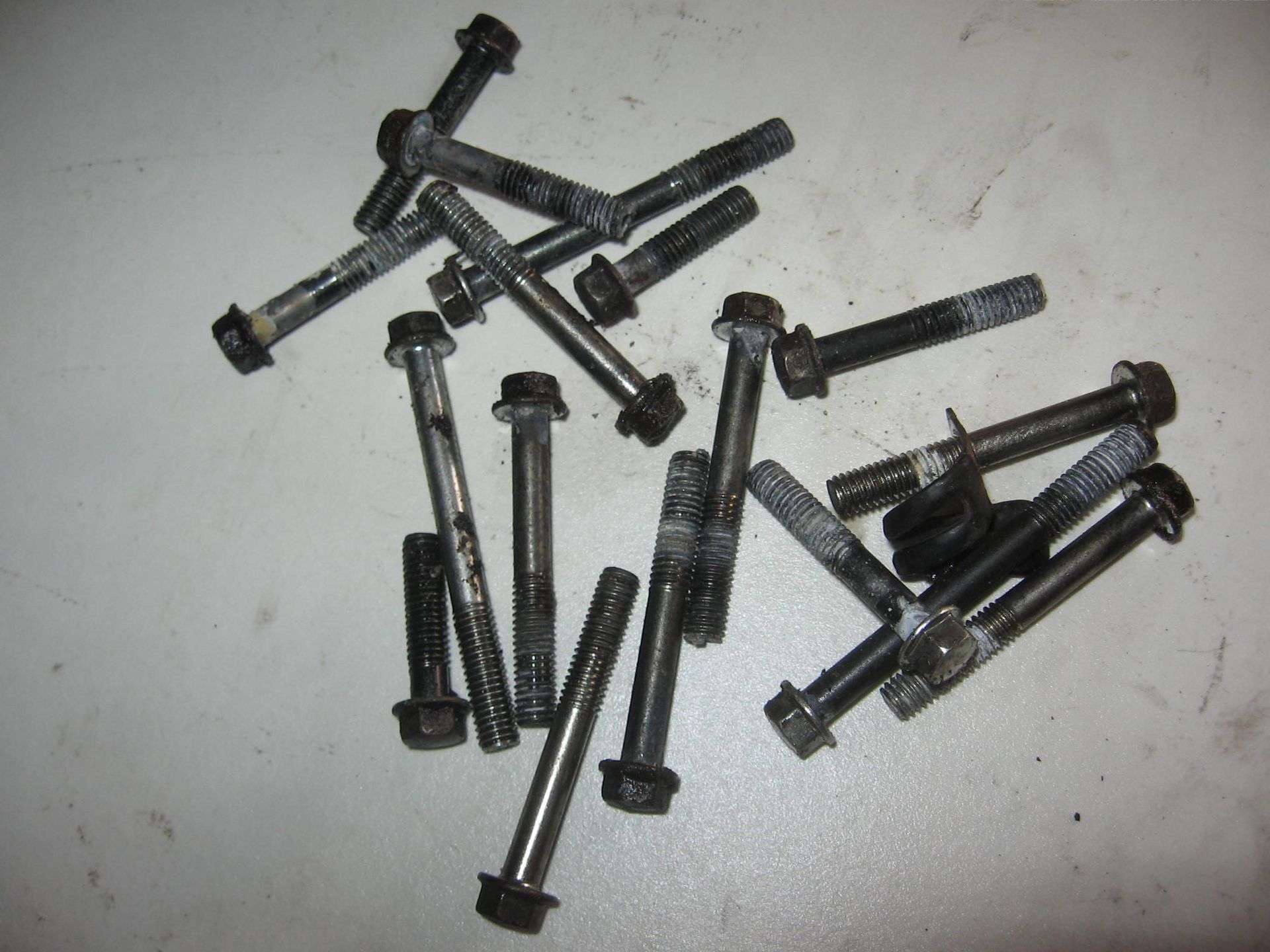 Flensbout , diverse carter bevestigings bouten m6 // gn250