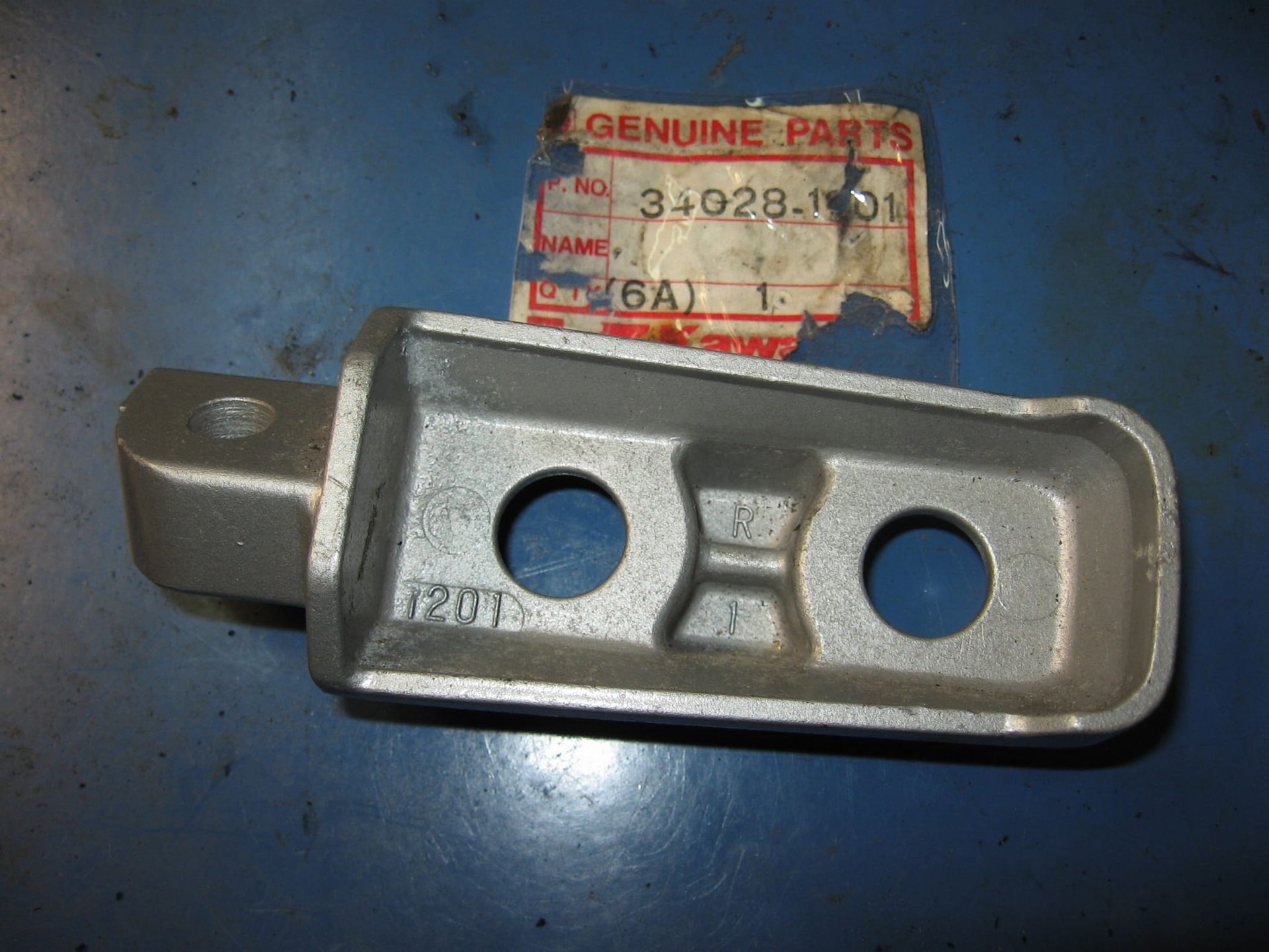 voetsteun rechts achter – gtr1000 zg1000 , oem	34028-1201
