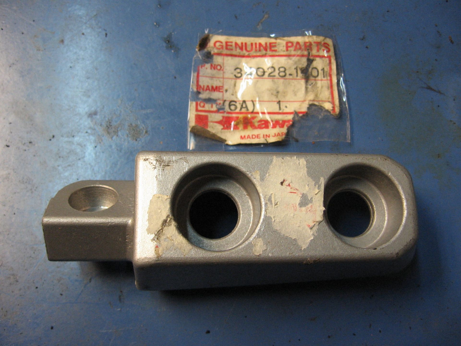 voetsteun rechts achter – gtr1000 zg1000 , oem	34028-1201