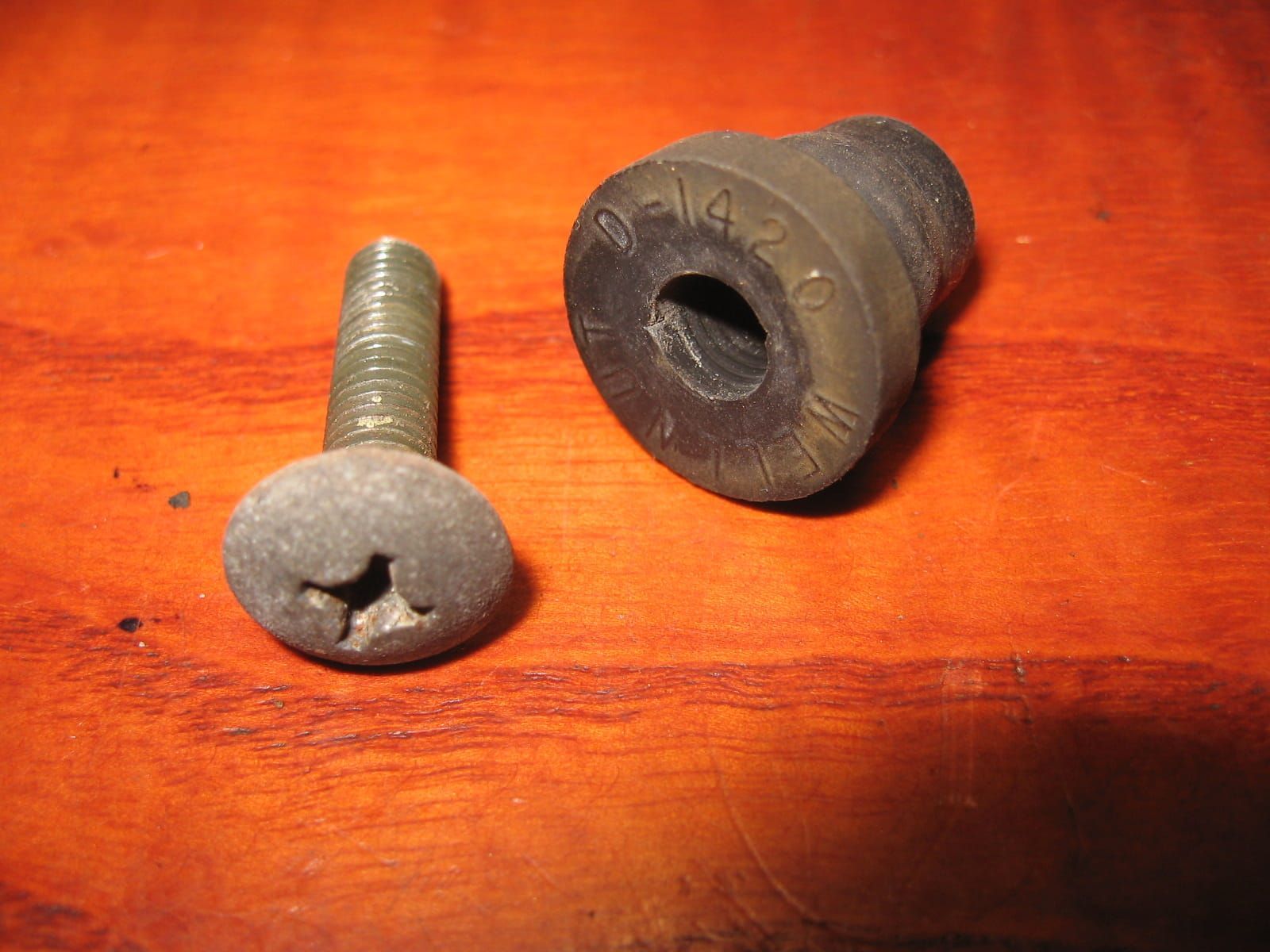 2x welnut m6 met kruiskopbout m6x24 , bevestiging beugel voorkant kuip	Gsx600f 1988-97 , gsx750f 1989-97	94573-19c00 + 09125-06055