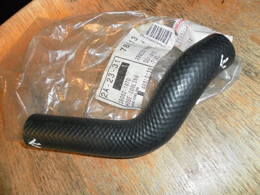 koelwaterslang  zx900A gpz900r 		oem		39062-1070