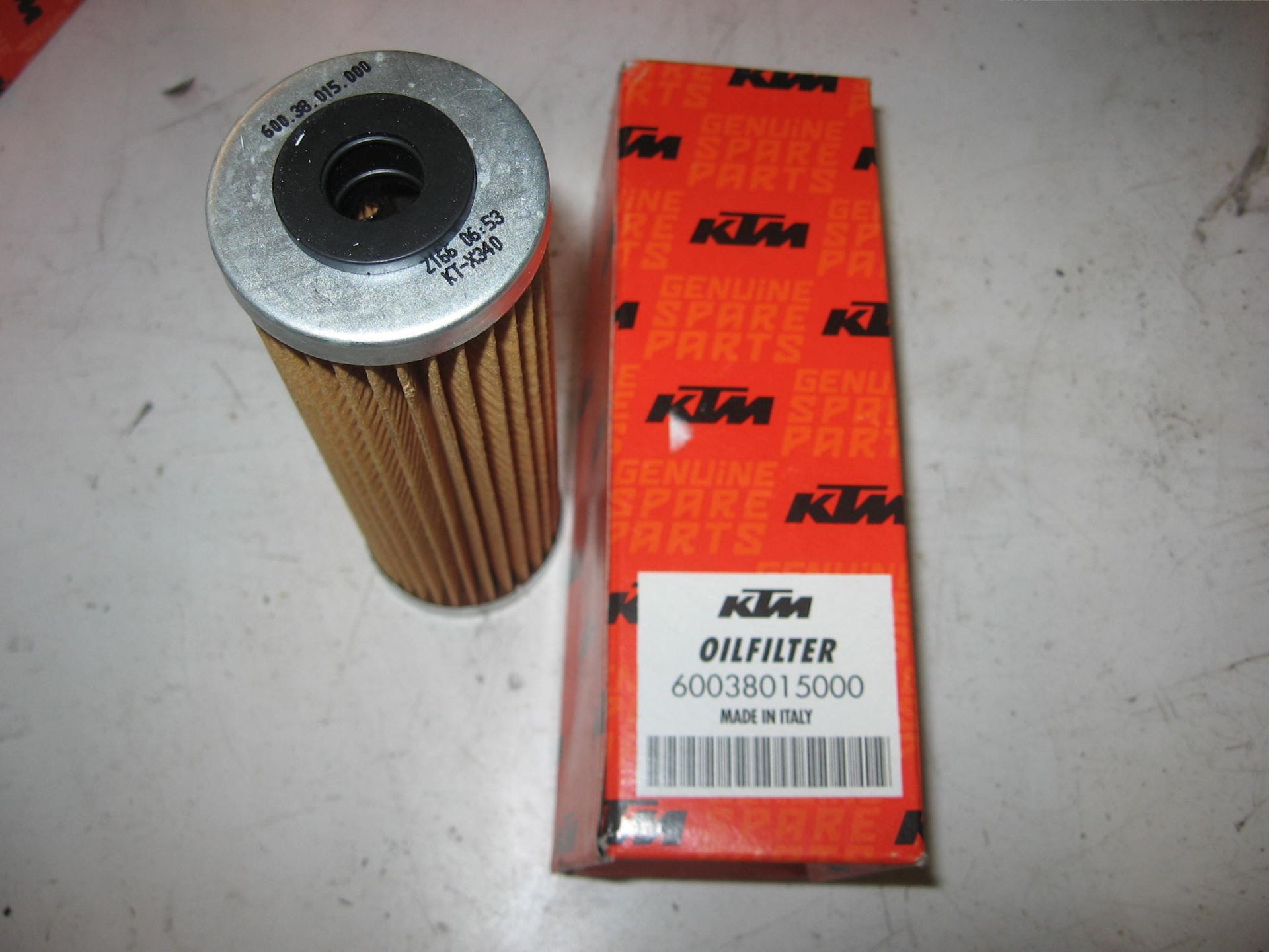 2 stuks ktm	oliefilter 60038015000  , hf650